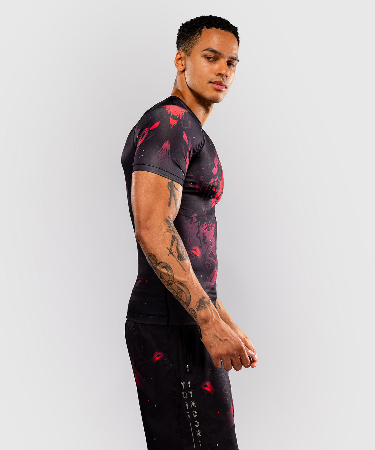 Jujutsu Kaisen x Venum Itadori Rashguard Manga Corta – Negro/Rojo