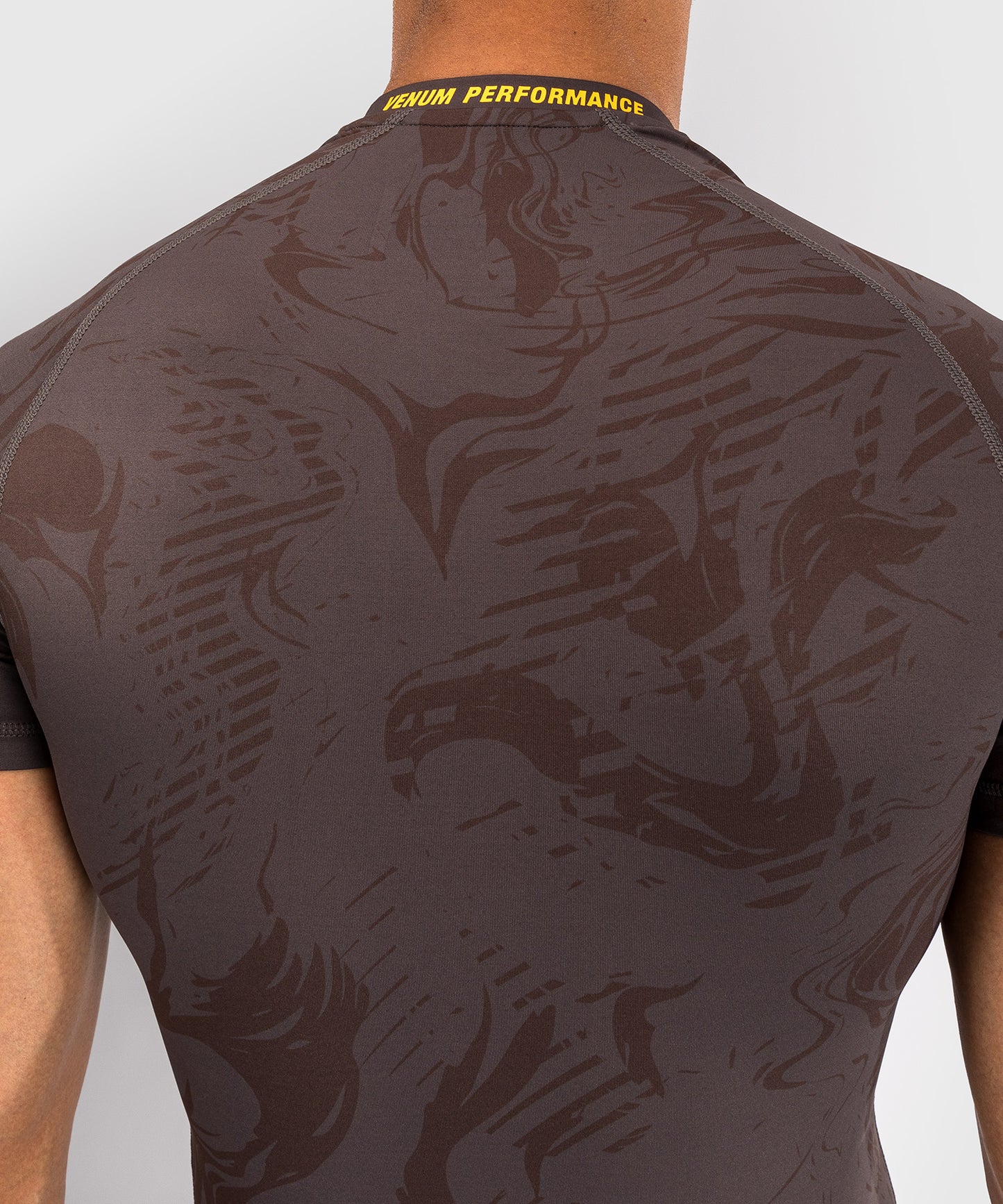 UFC Fusion by Venum Fight Week Herren Performance Kurzarm Rashguard - Erdiges Braun