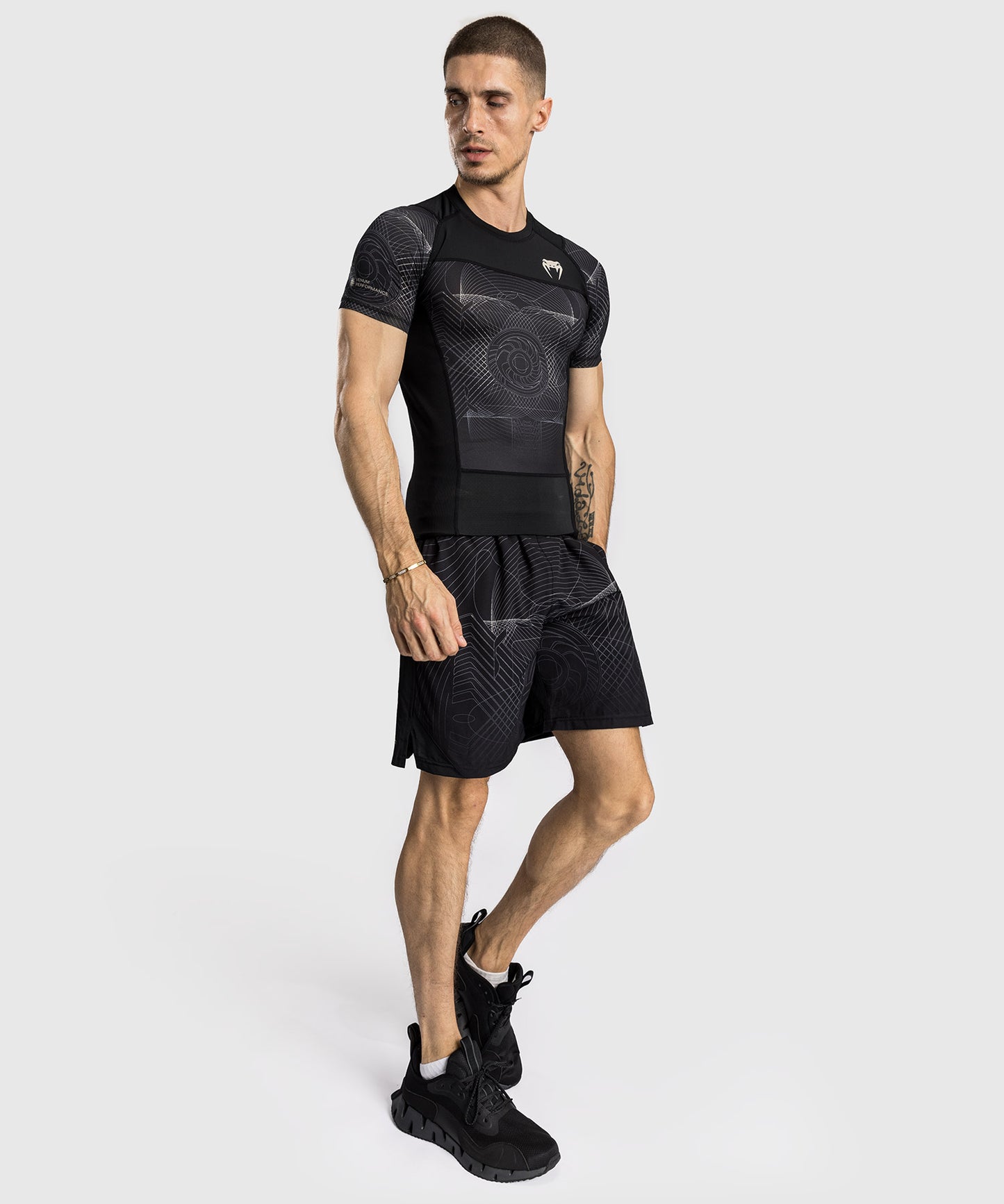 Venum G-Fit Air Herren Kurzarm Rashguard - Tiefschwarz/Wüstensand