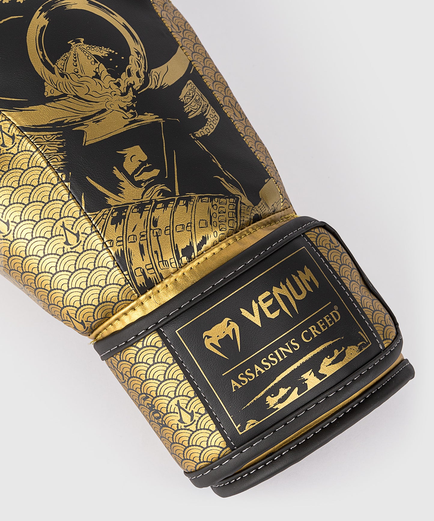 Venum x Assassin’s Creed Shadows Guantes de boxeo - Negro/Oro