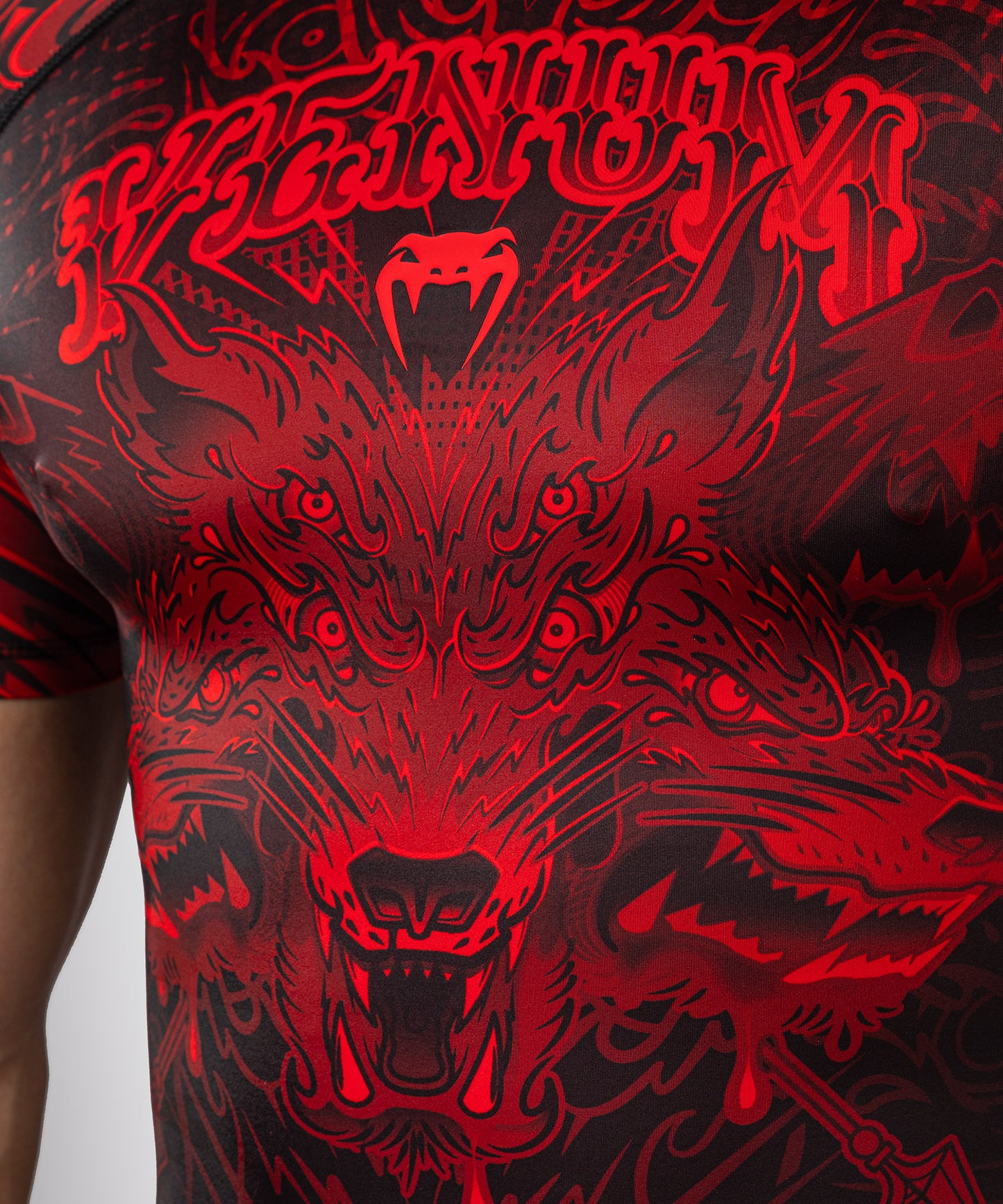 Venum Wolf Atak Rashguard Manga Corta – Negro/Rojo