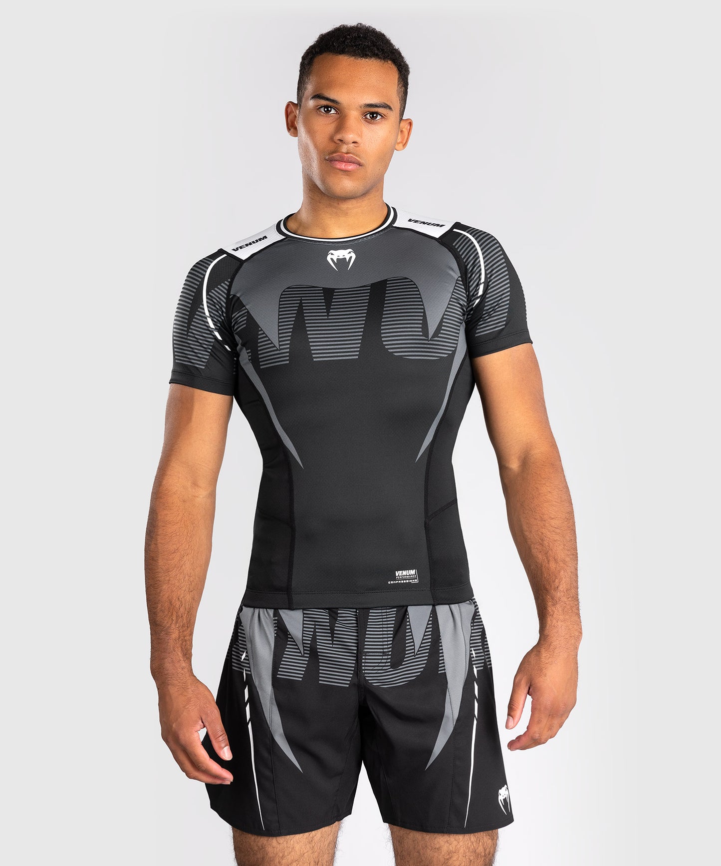 Venum Adrenaline Rashguard Manga Corta – Negro/Gris Plateado