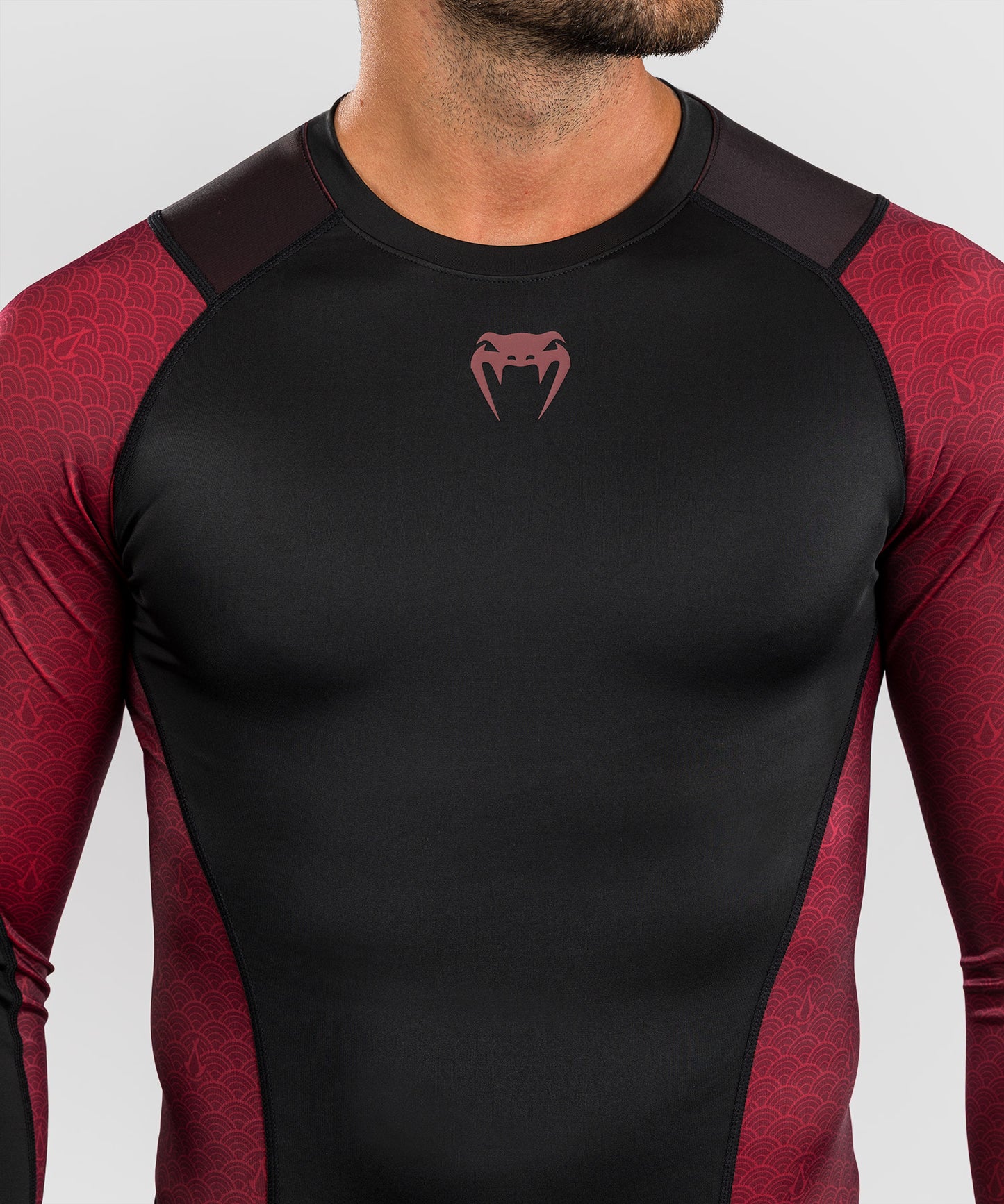 Venum x Assassin’s Creed Shadows Camiseta de Manga Larga Rashguard para Hombre - Burdeos/Negro