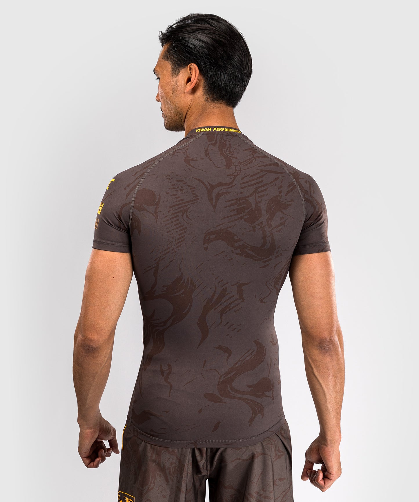 UFC Fusion by Venum Fight Week Herren Performance Kurzarm Rashguard - Erdiges Braun