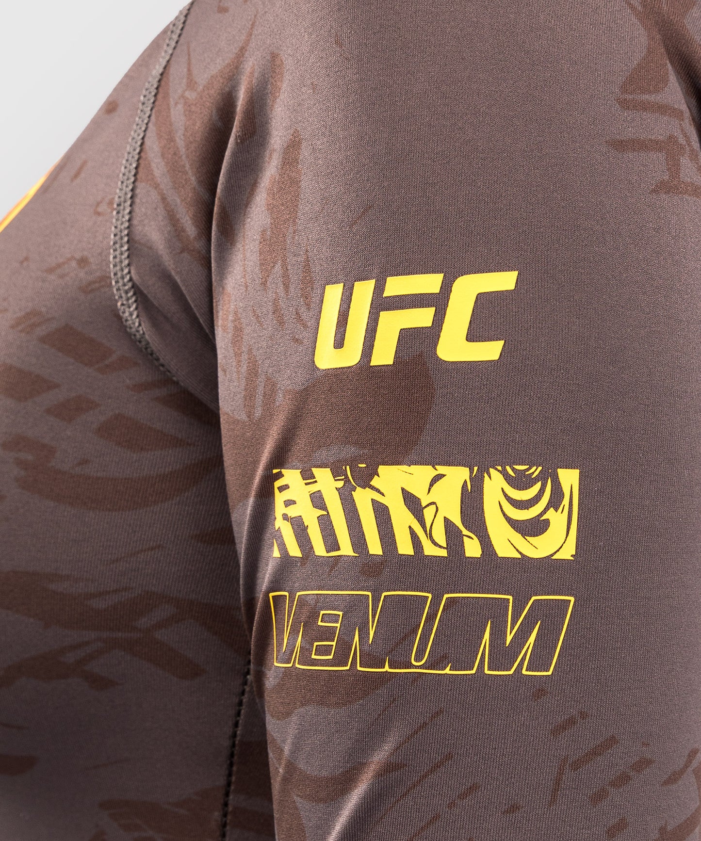 UFC Fusion by Venum Fight Week Rashguard de Manga Larga de Rendimiento para Mujer - Marrón tierra