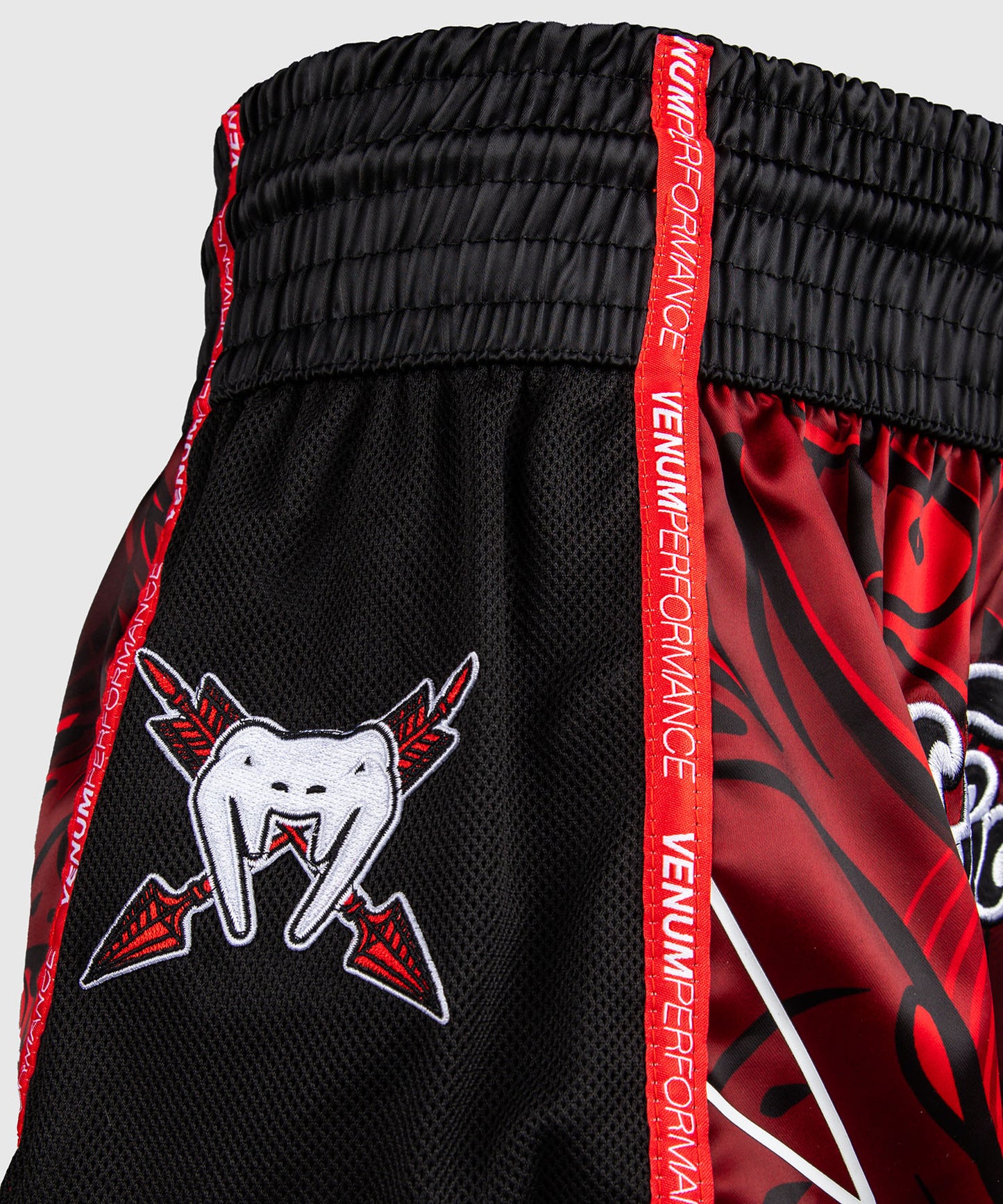 Short de Muay Thaï Venum Wolf Atak – Noir/Rouge