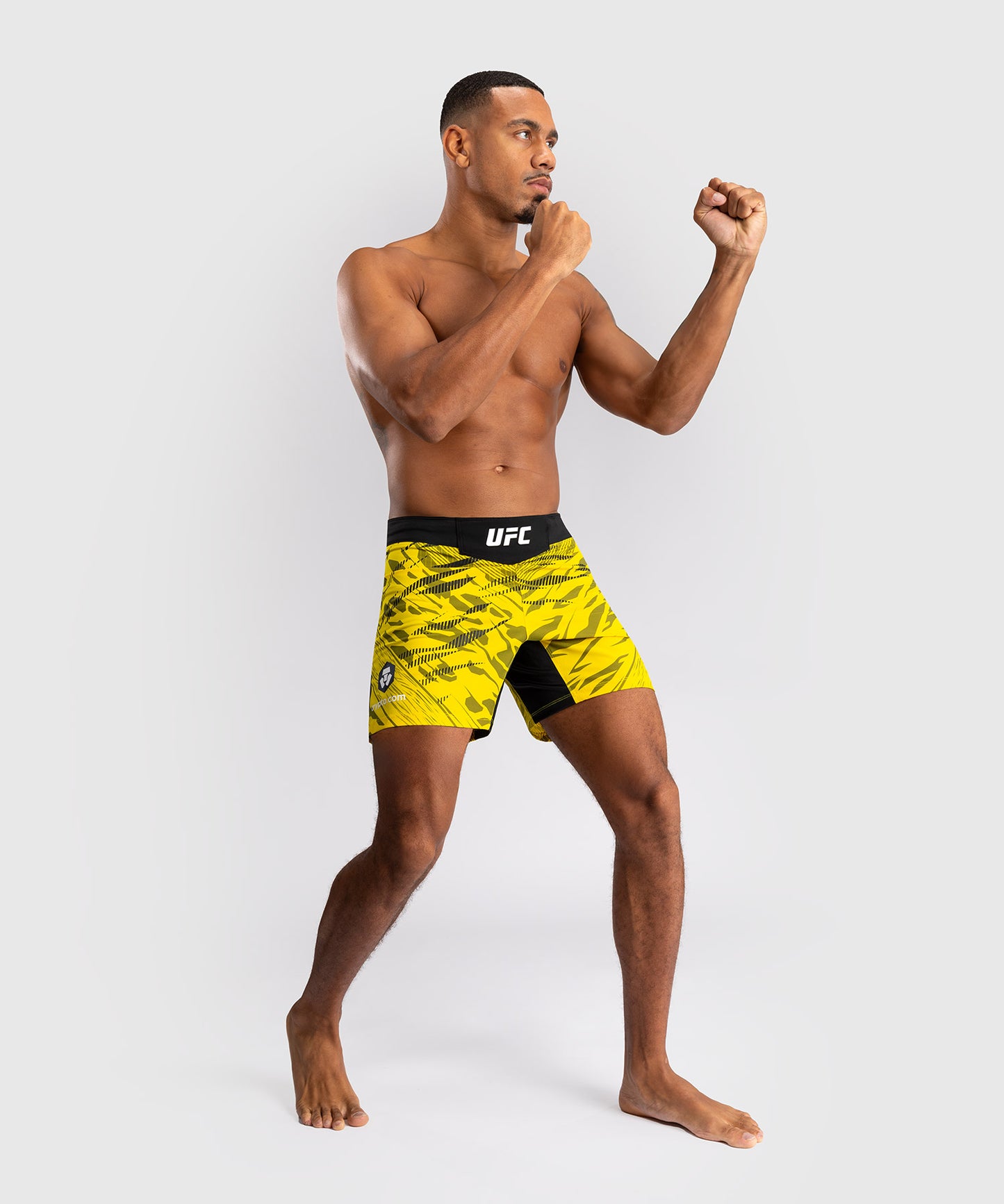 UFC Fusion by Venum Authentic Fight Night Shorts de Lucha para Hombre - Ajuste Corto - Amarillo