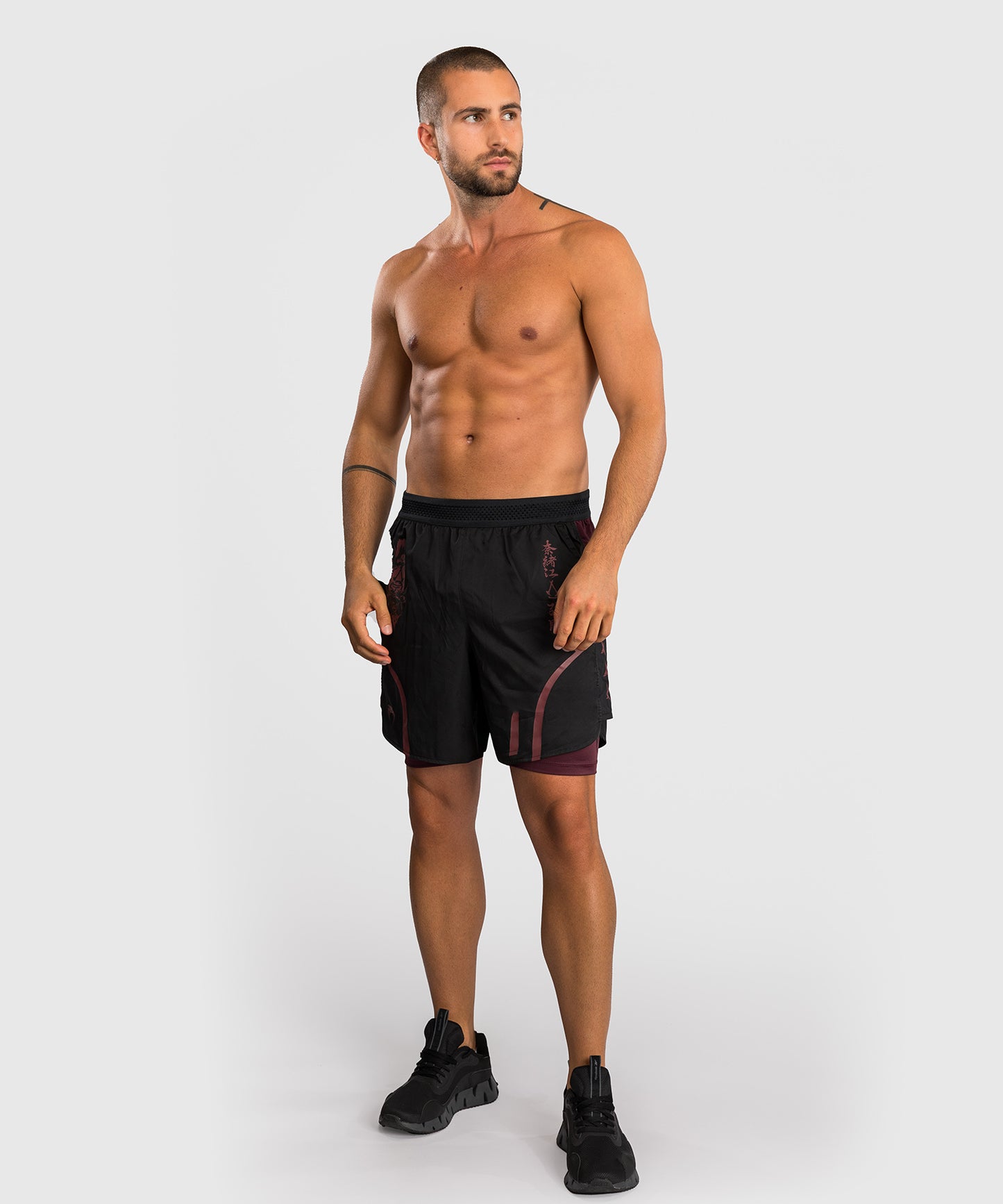 Venum x Assassin’s Creed Shadows Herren Trainingsshorts - Burgunder/Schwarz