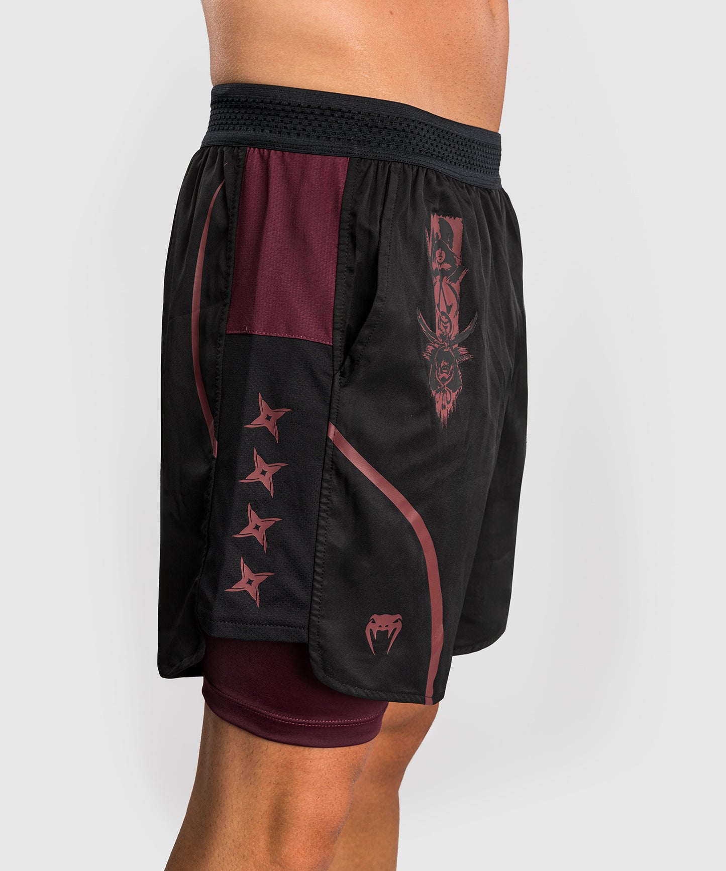 Venum x Assassin’s Creed Shadows Herren Trainingsshorts - Burgunder/Schwarz