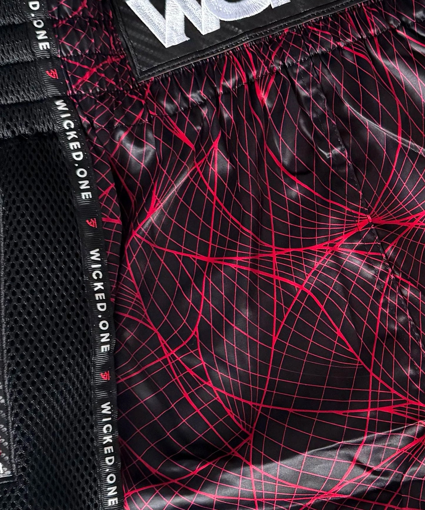 Wicked One Metaverse Pantalones de Muay Thai - Negro/Rojo