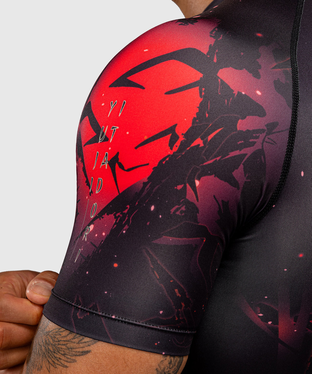 Jujutsu Kaisen x Venum Itadori Rashguard Manga Corta – Negro/Rojo
