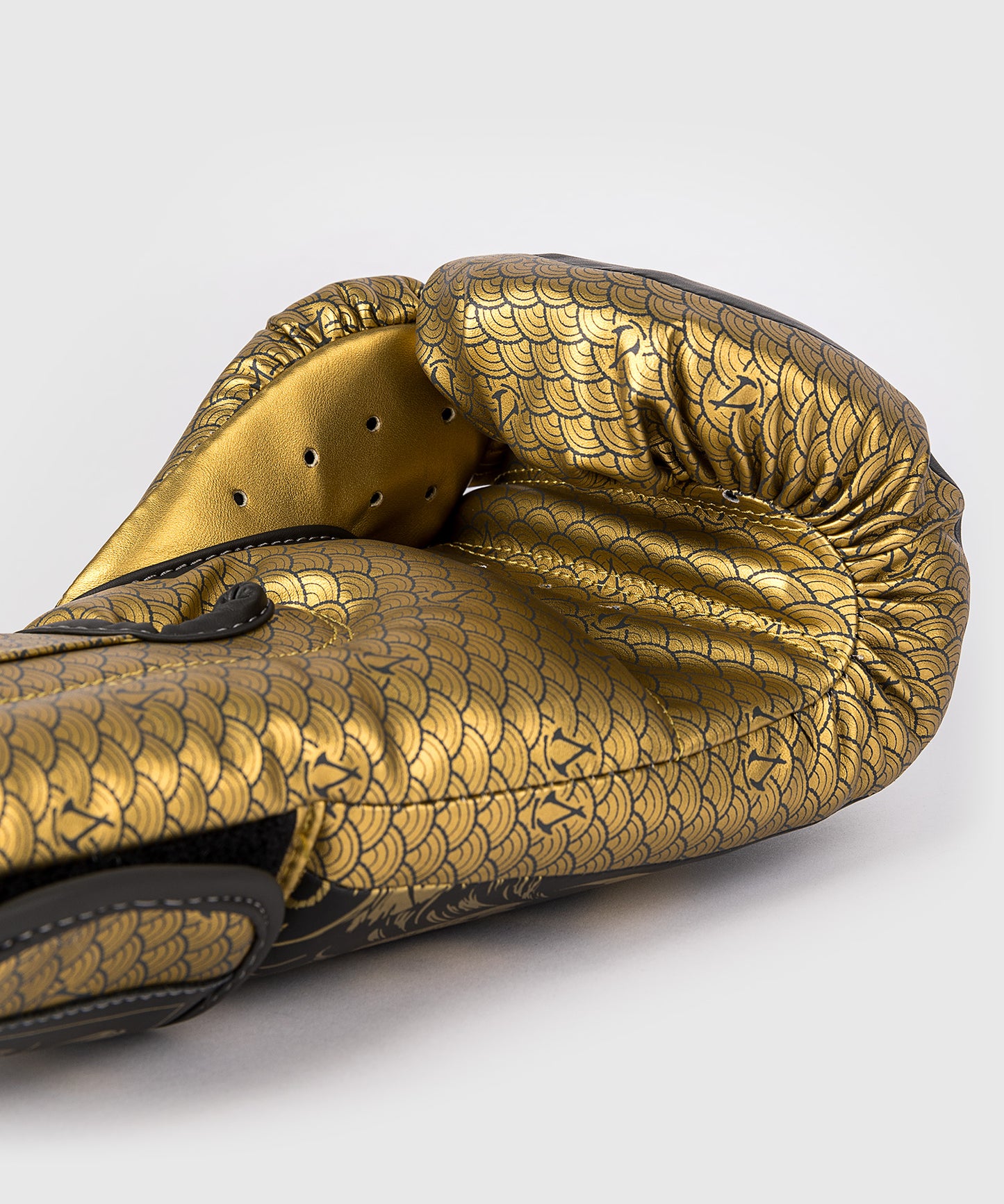 Venum x Assassin’s Creed Shadows Guantes de boxeo - Negro/Oro