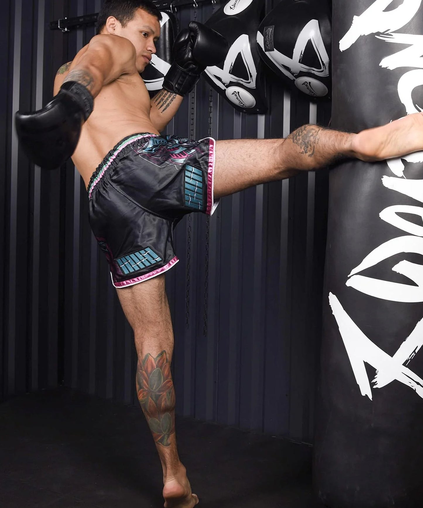 8 Weapons Samurai 2.0 Muay Thai Shorts - Schwarz/Rosa