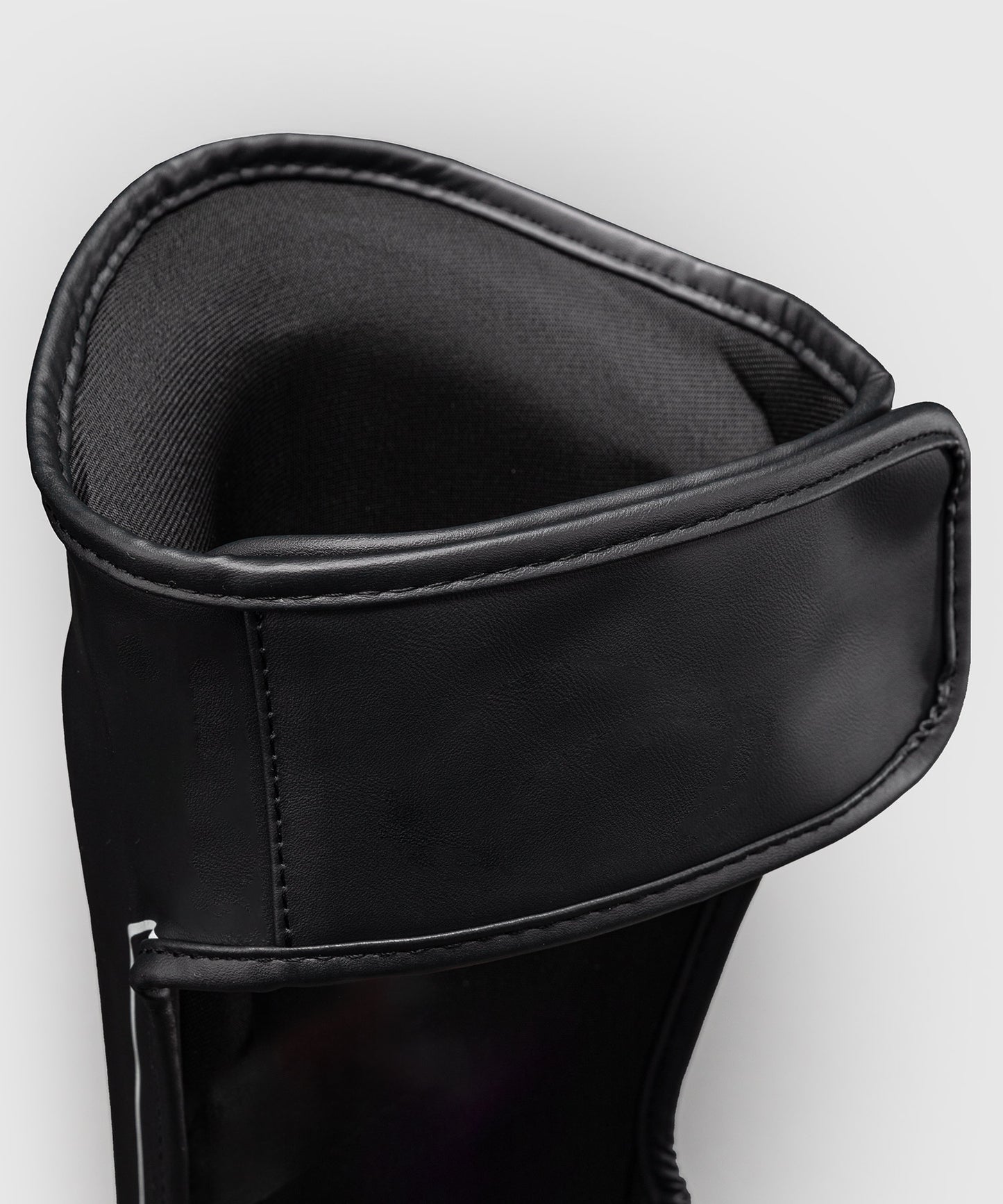 Venum Stealth Espinilleras – Negro/Blanco