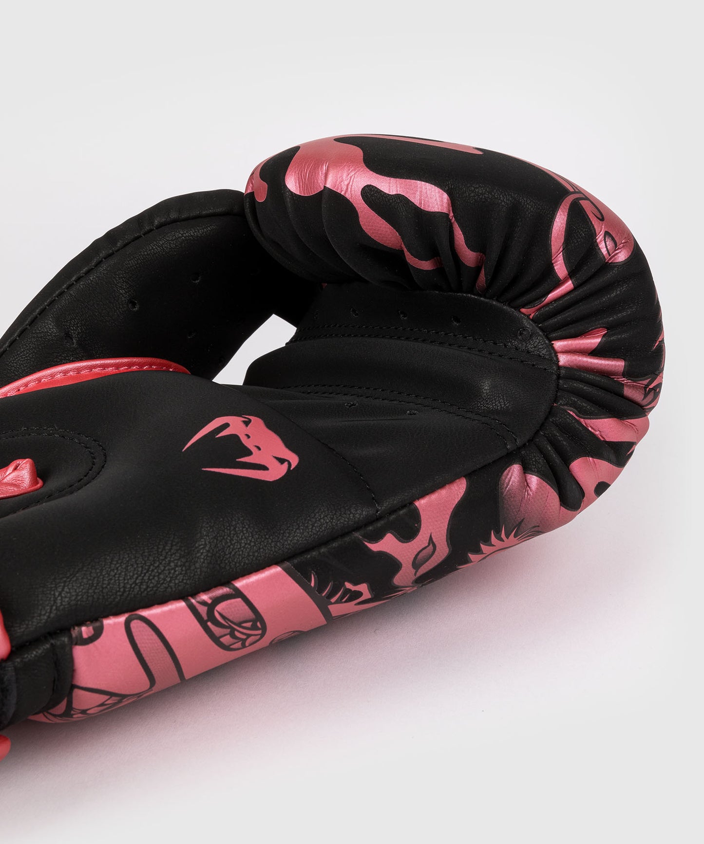 Guanti da boxe Venum Dragon's Flight - Nero / Rosa metallizzato