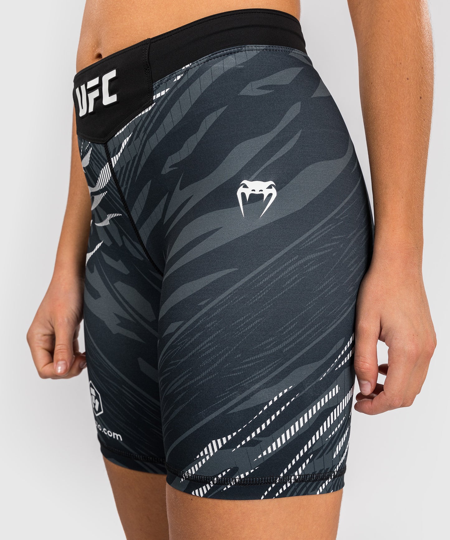 UFC Fusion by Venum Authentic Fight Night Vale Tudo Shorts para Mujer - Ajuste Largo - Negro