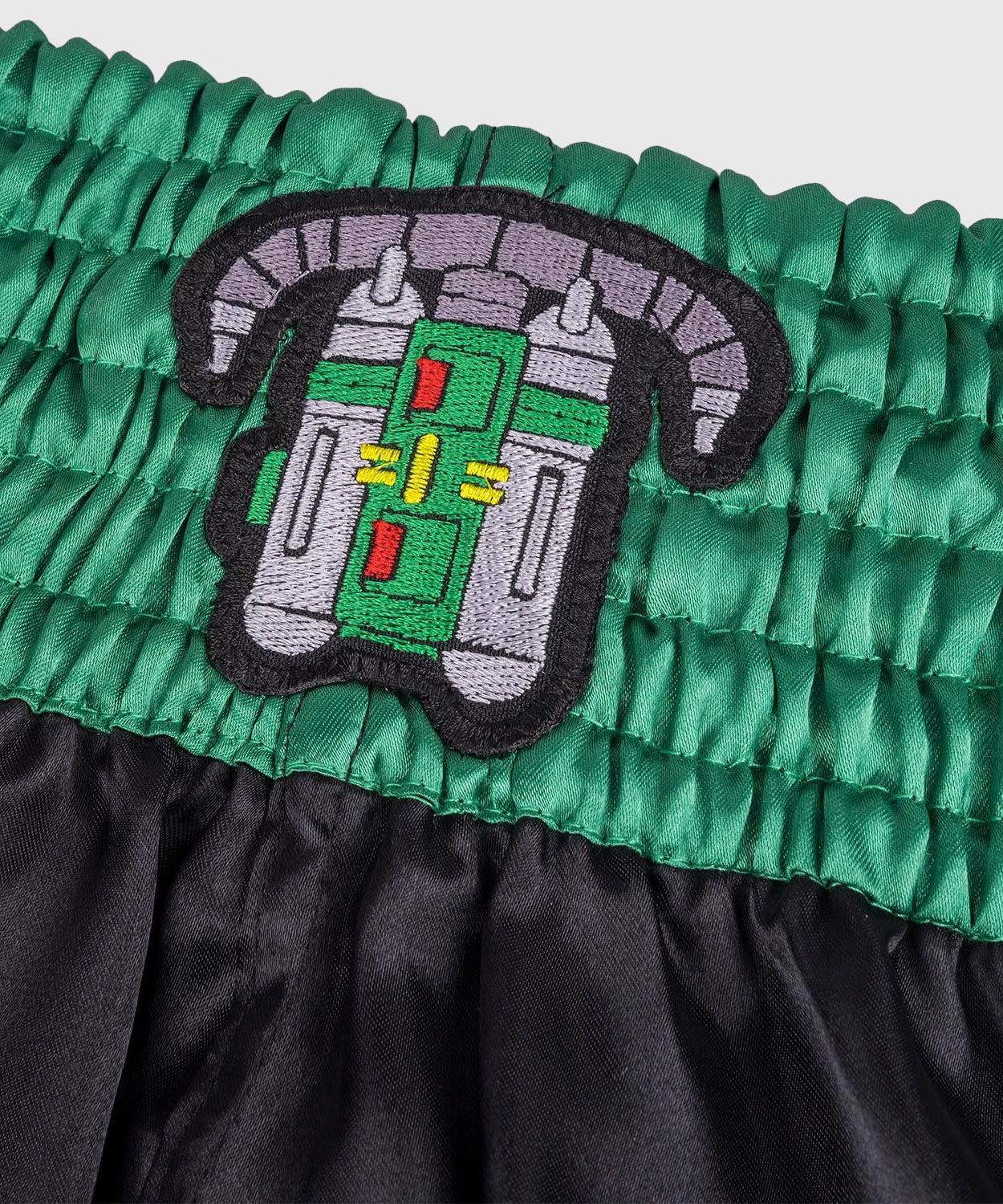 8 Weapons West Coast Pantaloncini da Muay Thai - Nero/Verde