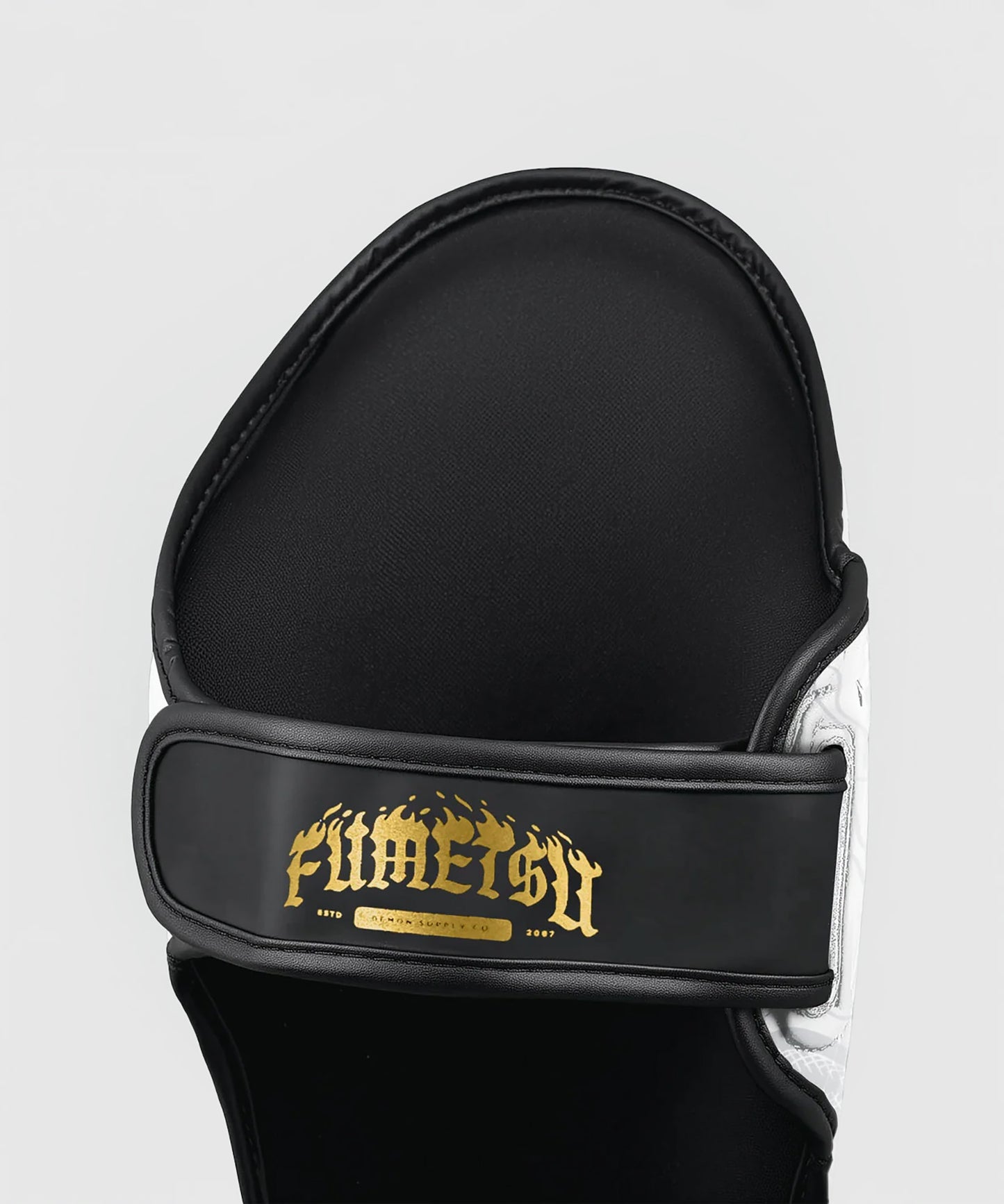 Fumetsu Oni Schienbeinschoner - Weiß/Schwarz/Gold