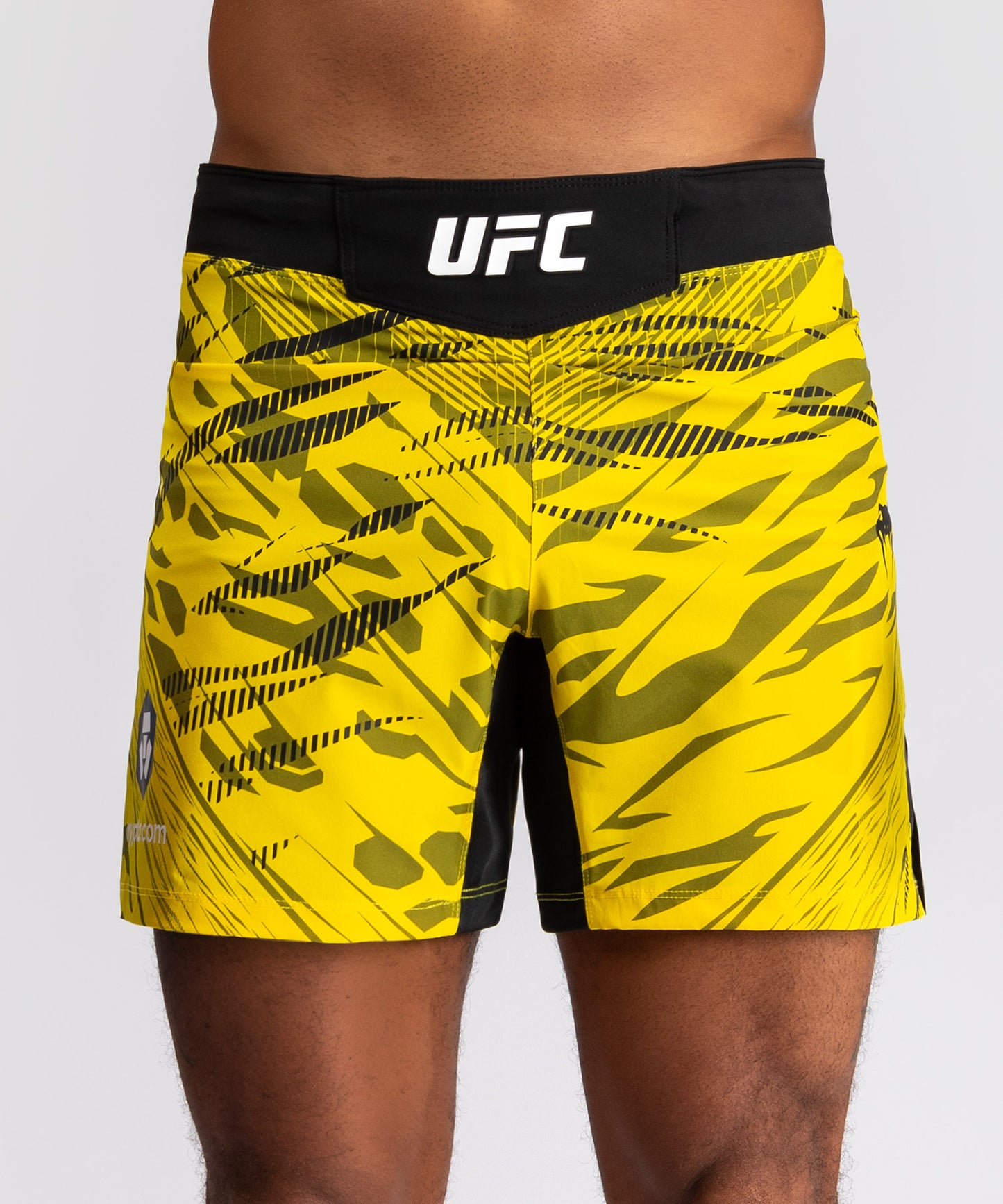 UFC Fusion by Venum Authentic Fight Night Shorts de Lucha para Hombre - Ajuste Corto - Amarillo