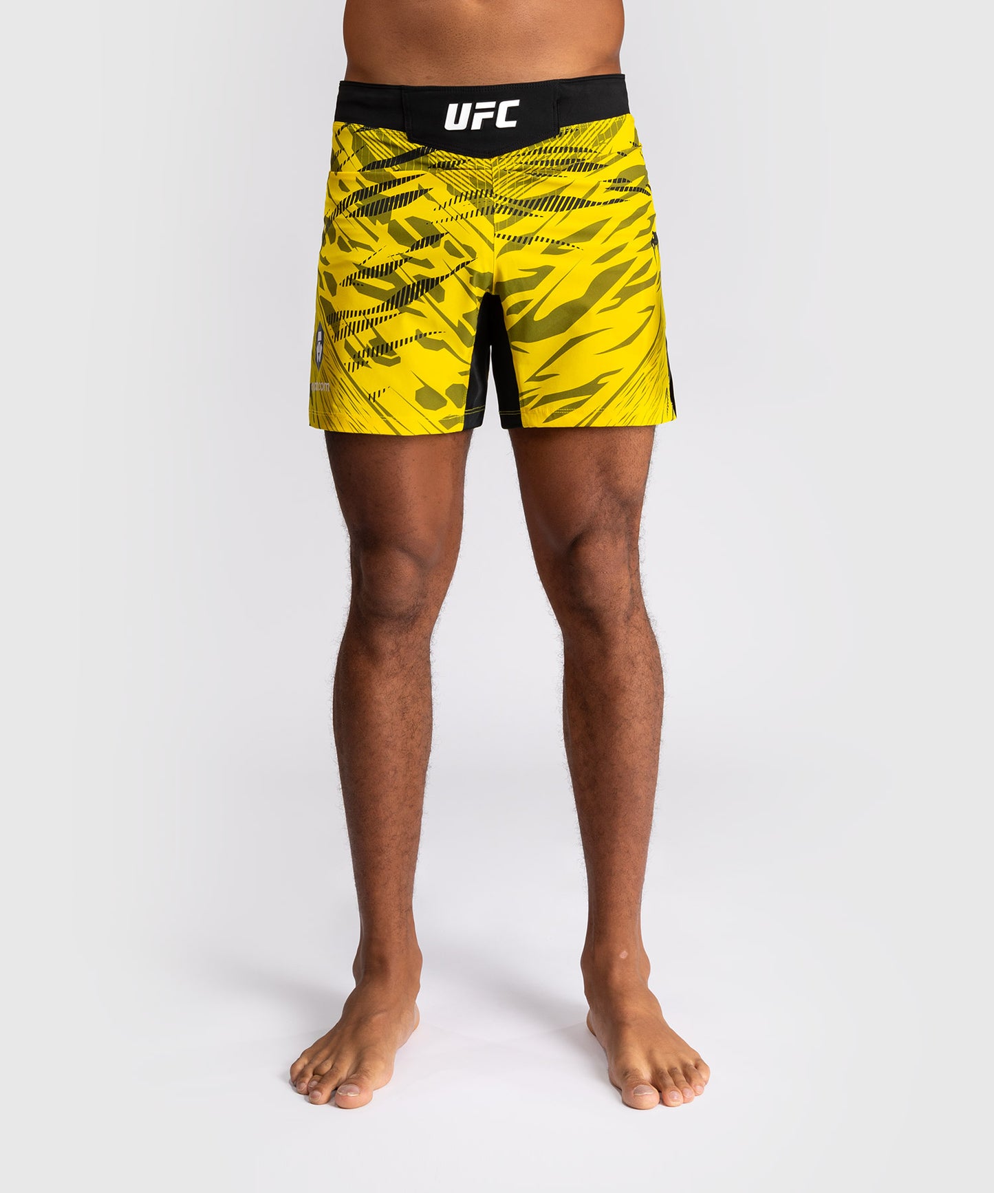 UFC Fusion by Venum Authentic Fight Night Shorts de Lucha para Hombre - Ajuste Corto - Amarillo