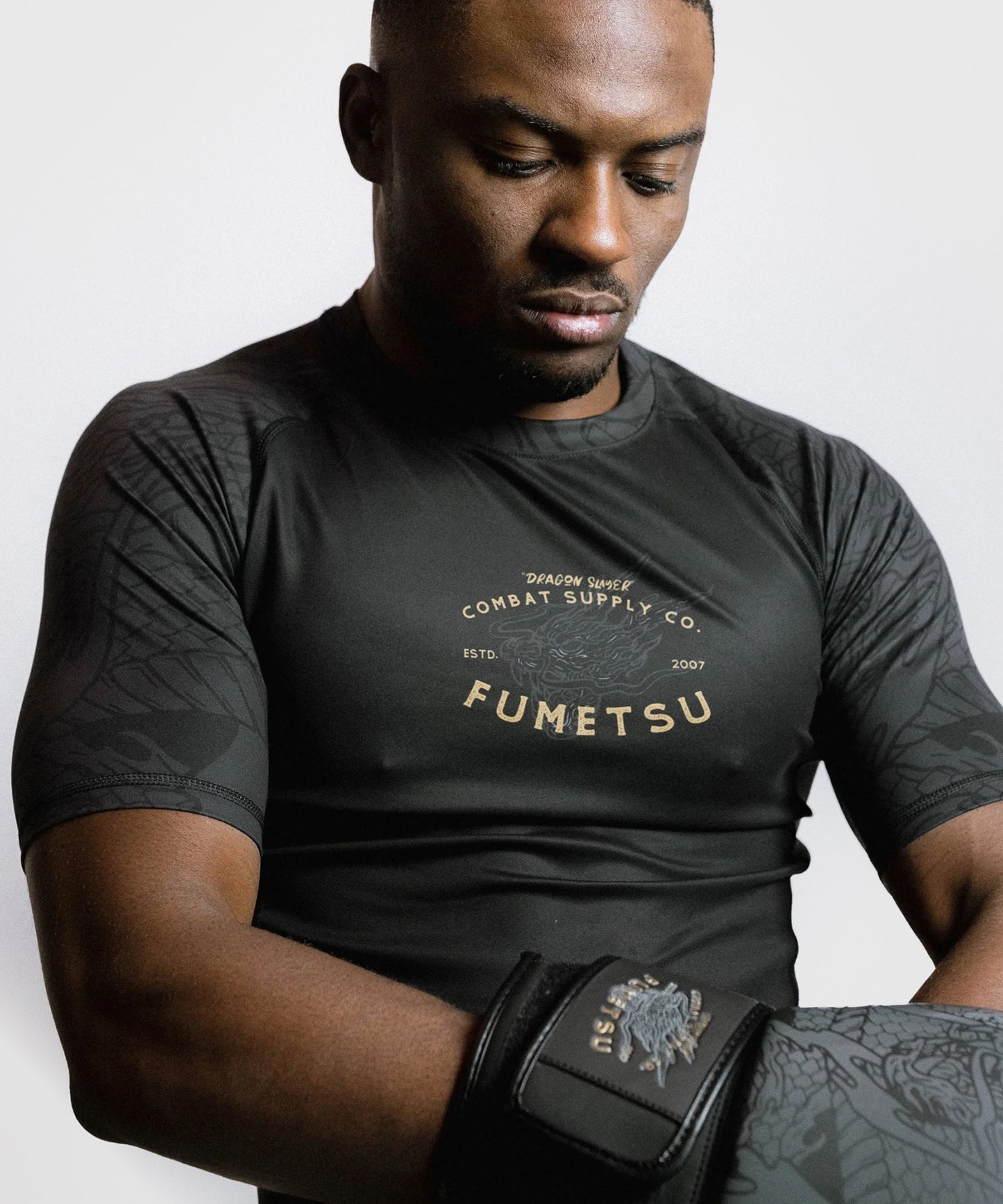 Fumetsu Dragon Slayer Rashguard a Maniche Corte - Nero/Oro