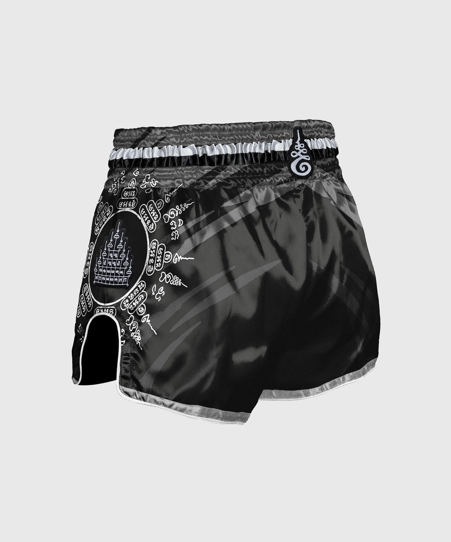 8 Weapons 8 Ways Yant Muay Thai Shorts - Schwarz/Silber