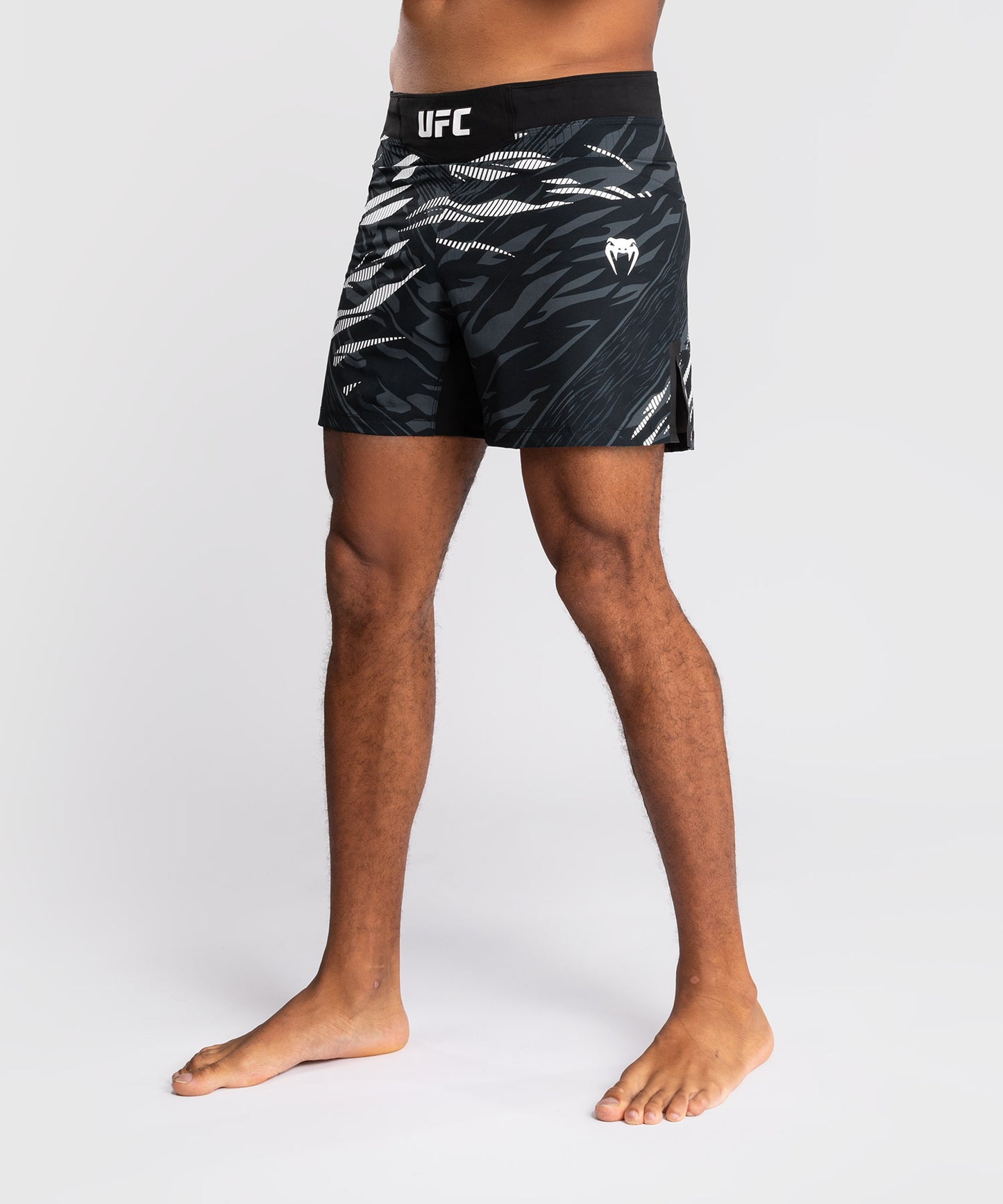 UFC Fusion by Venum Authentic Fight Night Shorts de Lucha para Hombre - Ajuste Corto - Negro