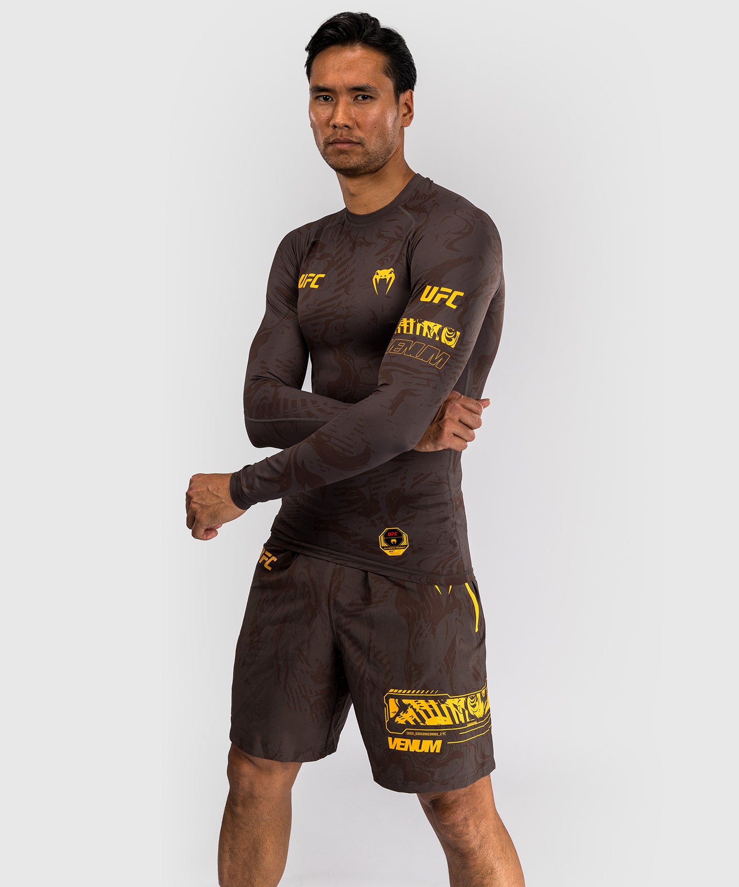 UFC Fusion by Venum Fight Week Rashguard de Manga Larga de Rendimiento para Hombre - Marrón tierra