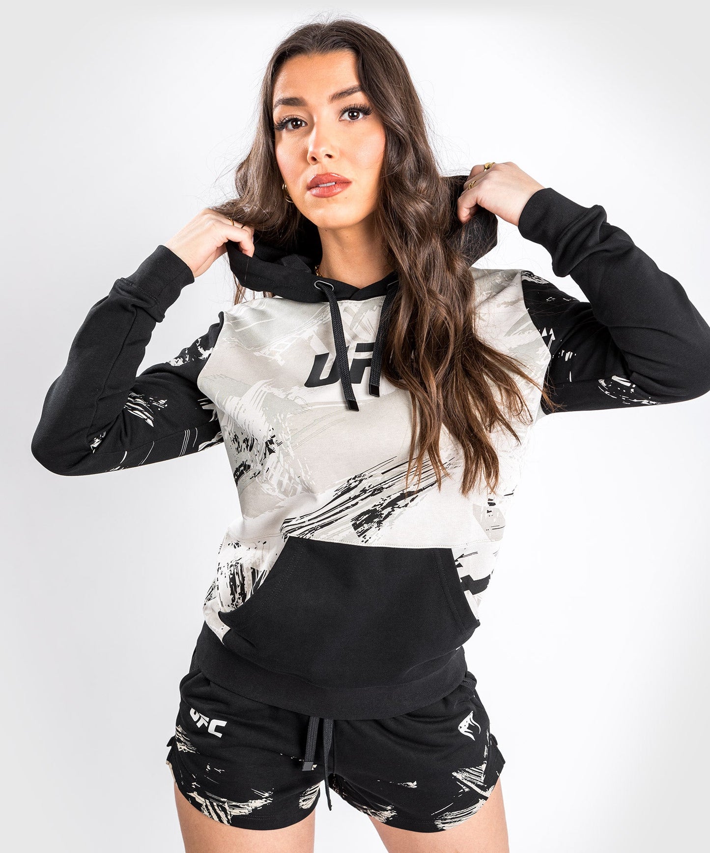 Venum Authentic Fight Week 2.0 UFC Frauen Kapuzen-Sweatshirt - Sand/Schwarz