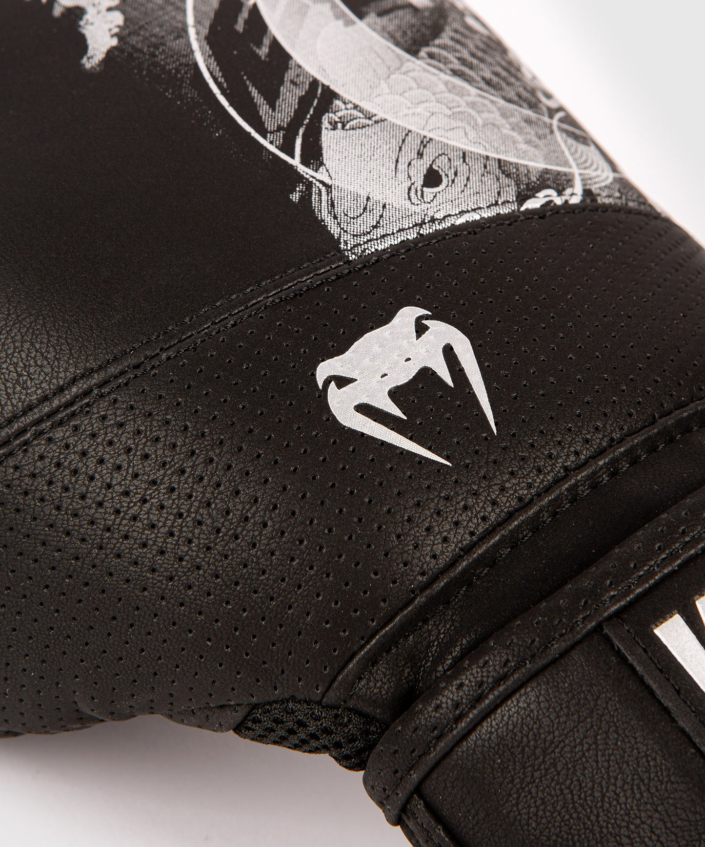 Gants de Boxe Venum YKZ21 – Noir/Argent
