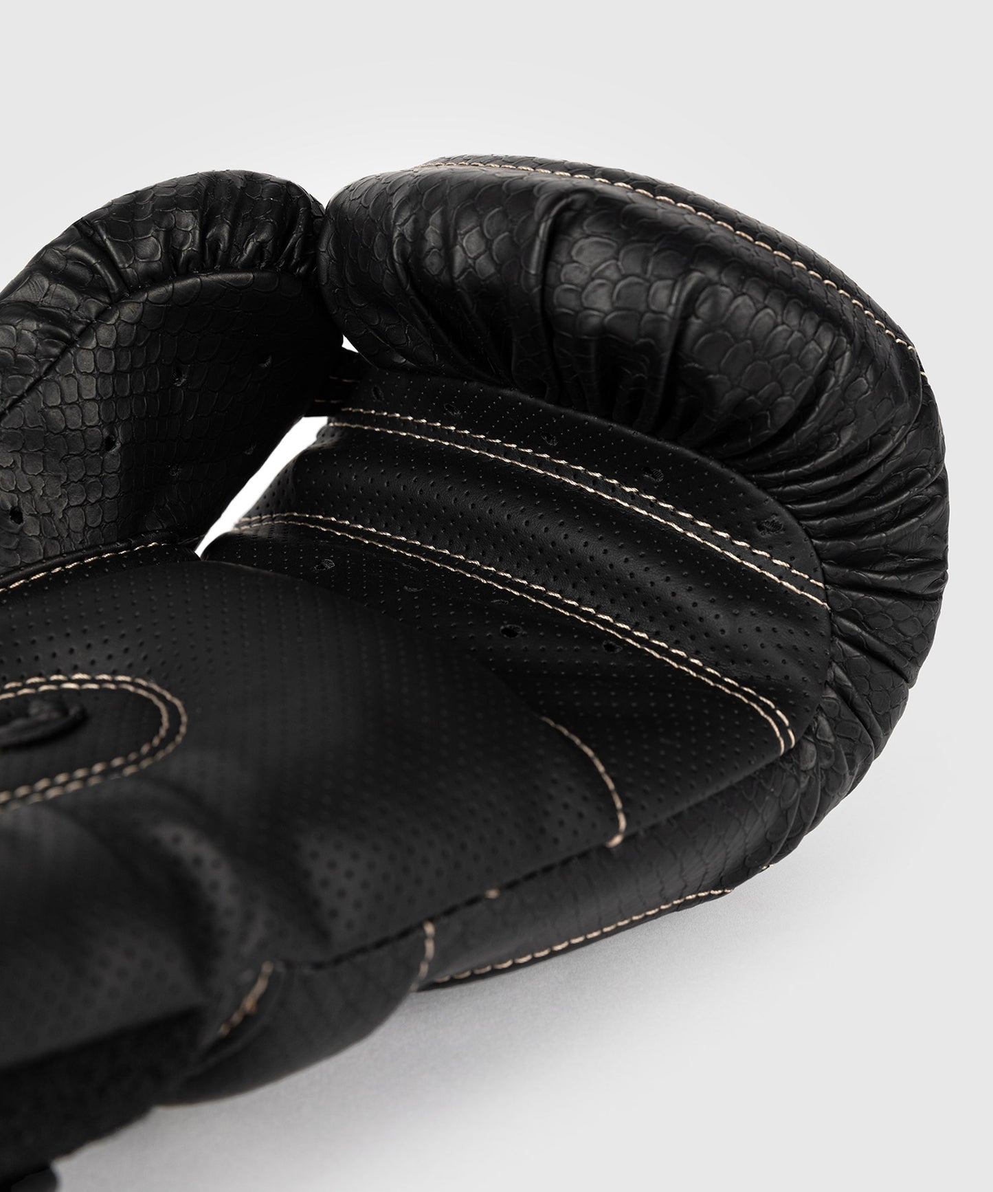 Venum Impact Evo Scales Guantes de Boxeo – Negro