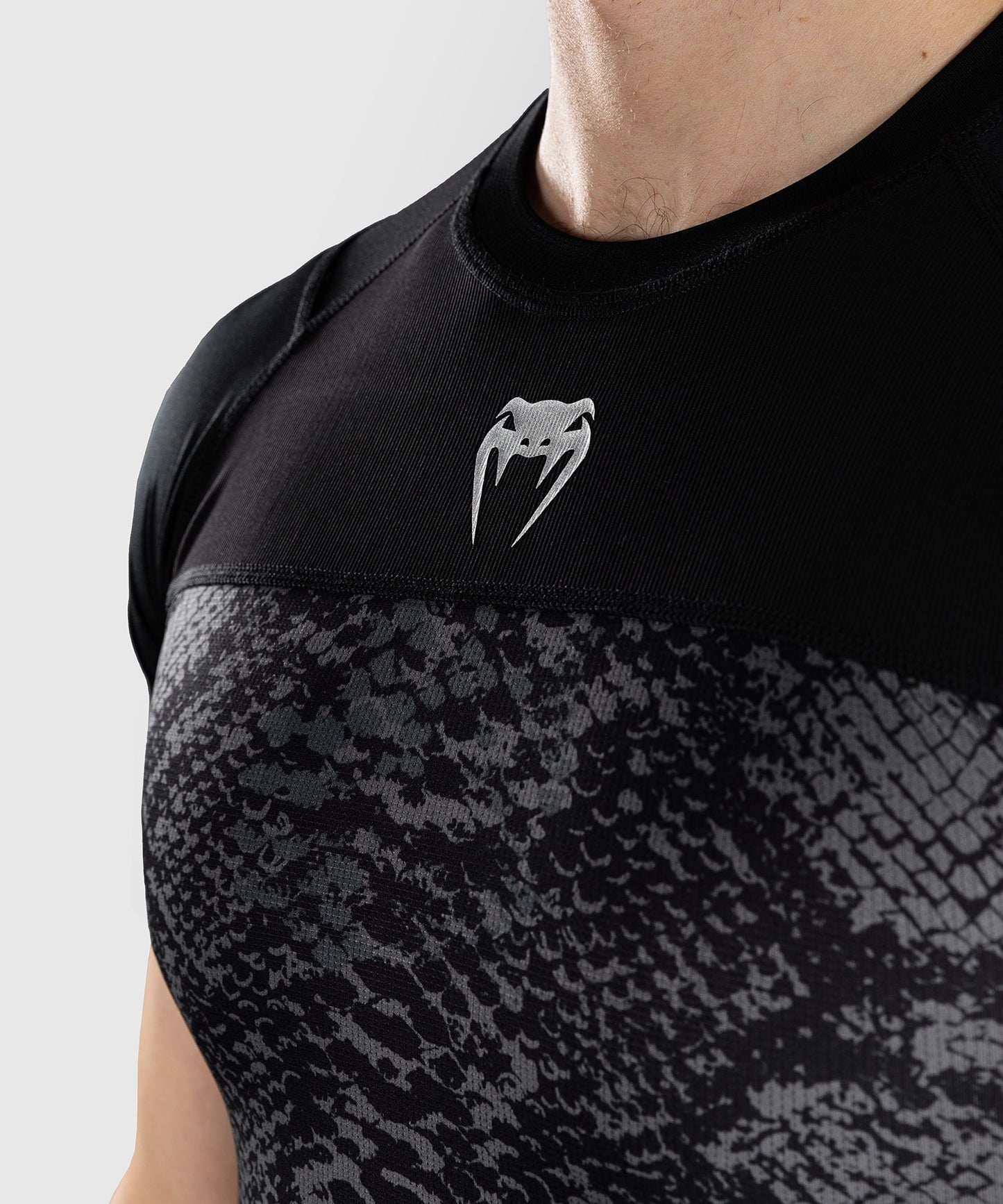 Venum G-Fit Scales Kurzarm Rashguard – Schwarz/Anthrazitgrau
