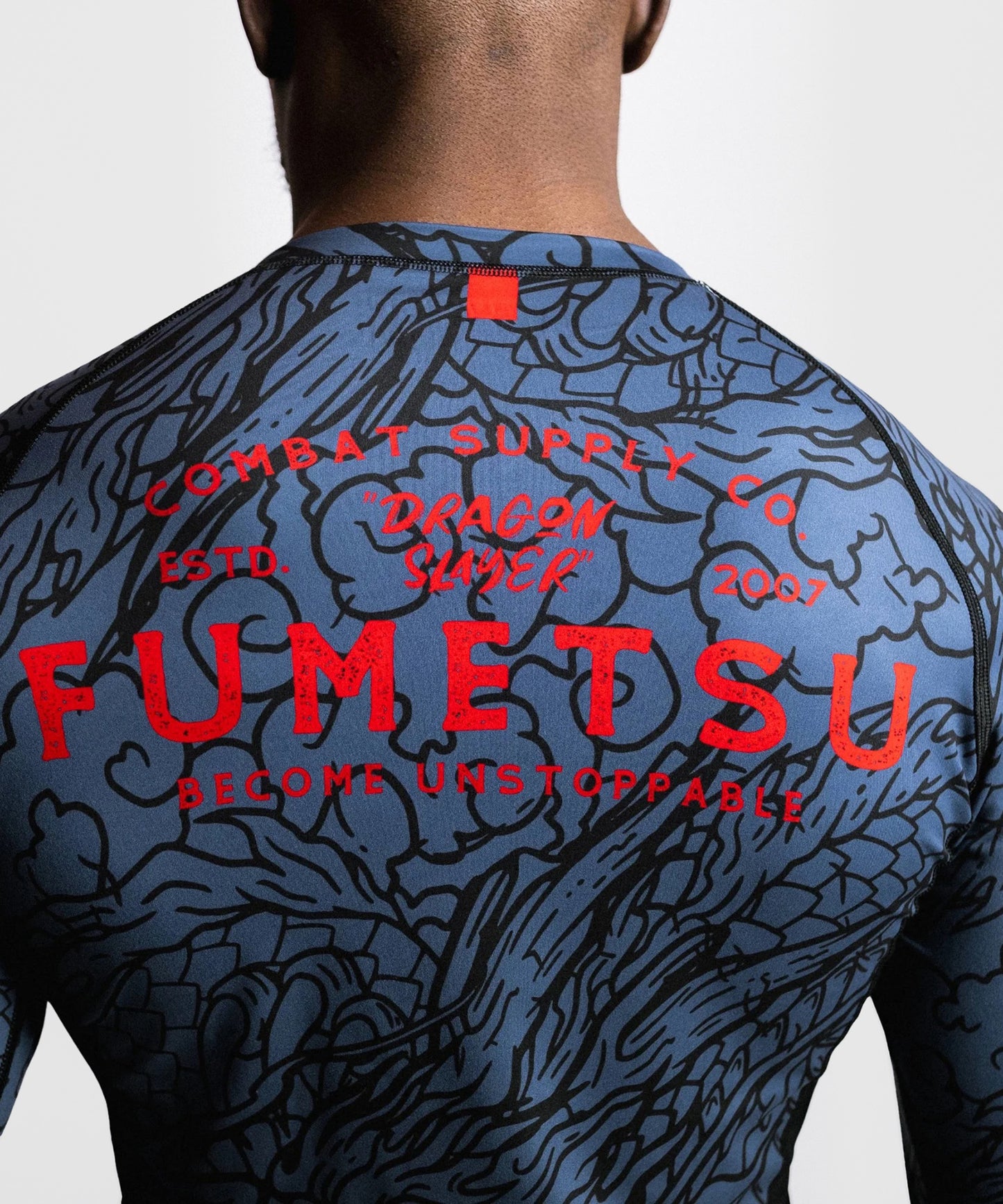 Fumetsu Dragon Slayer Rashguard de Manga Larga - Azul/Rojo