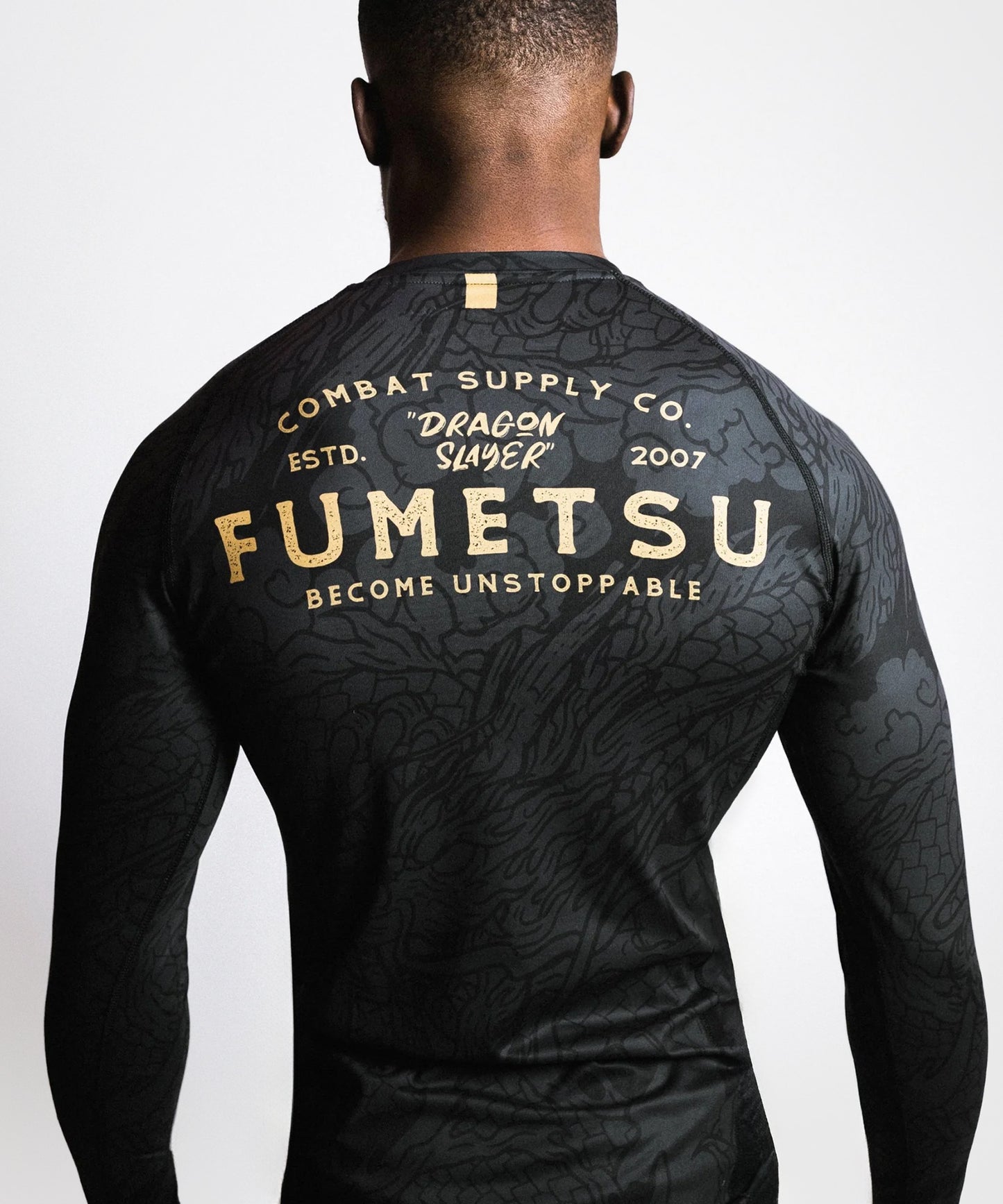 Fumetsu Dragon Slayer Rashguard de Manga Larga - Negro/Oro