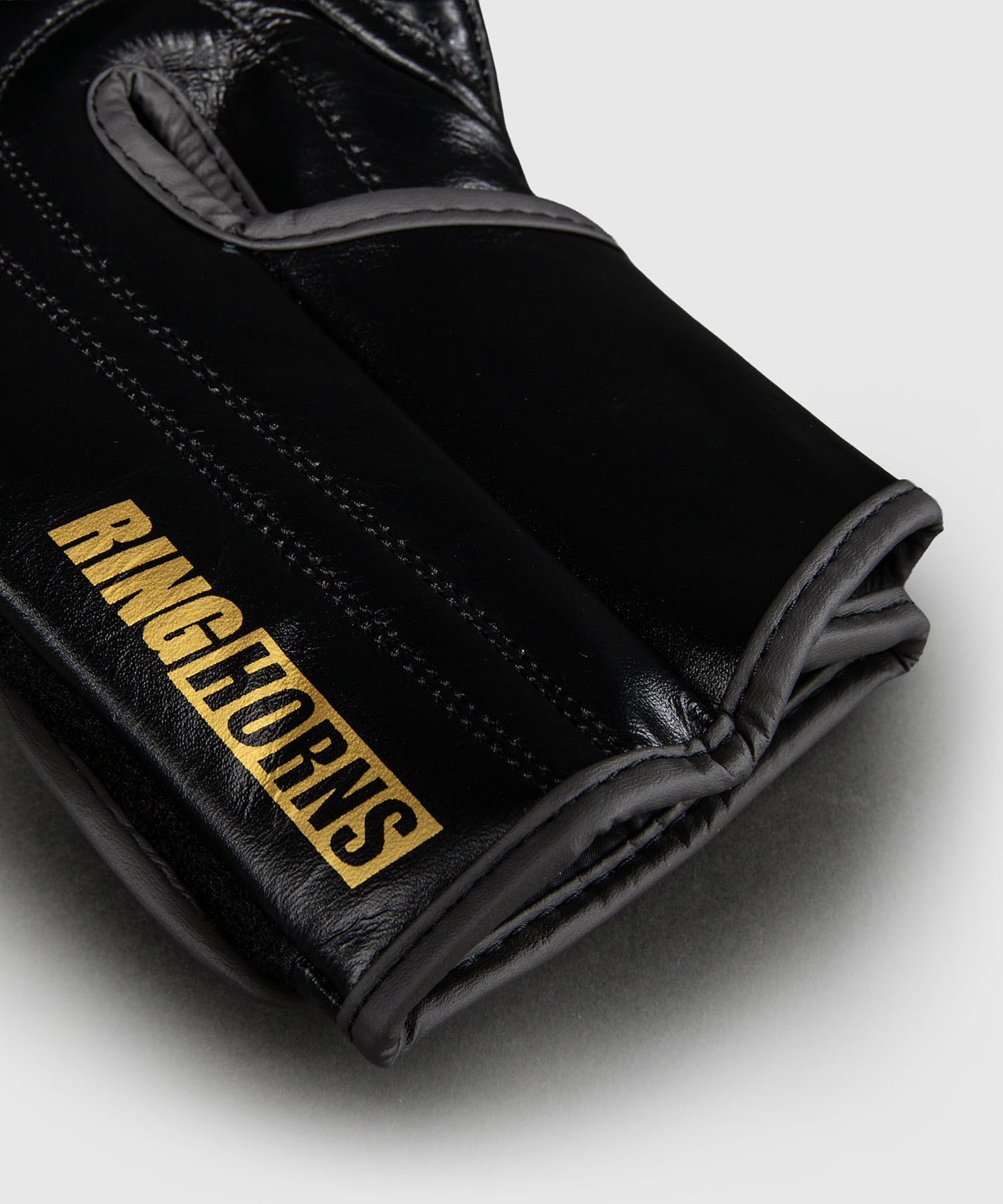 Ringhorns Charger by Venum Guantes de Boxeo Charger – Negro/Oro