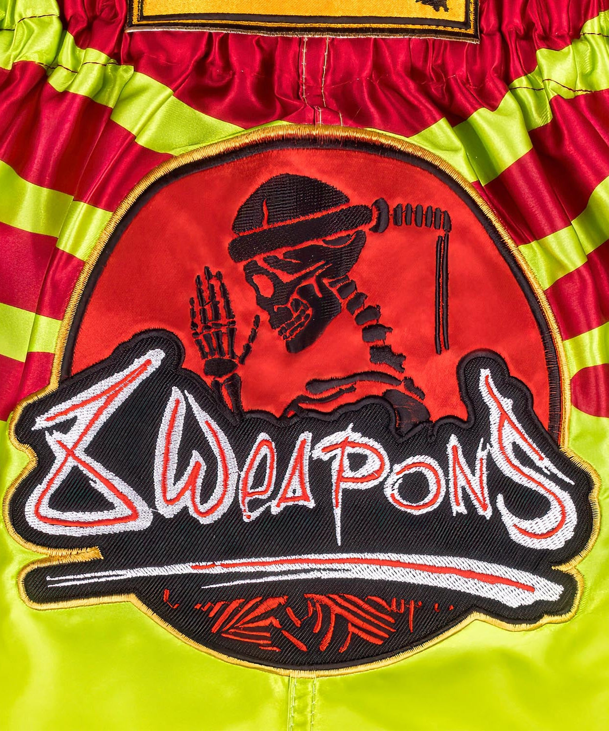 8 Weapons Jurassic Muay Thai Shorts - Grün/Rot