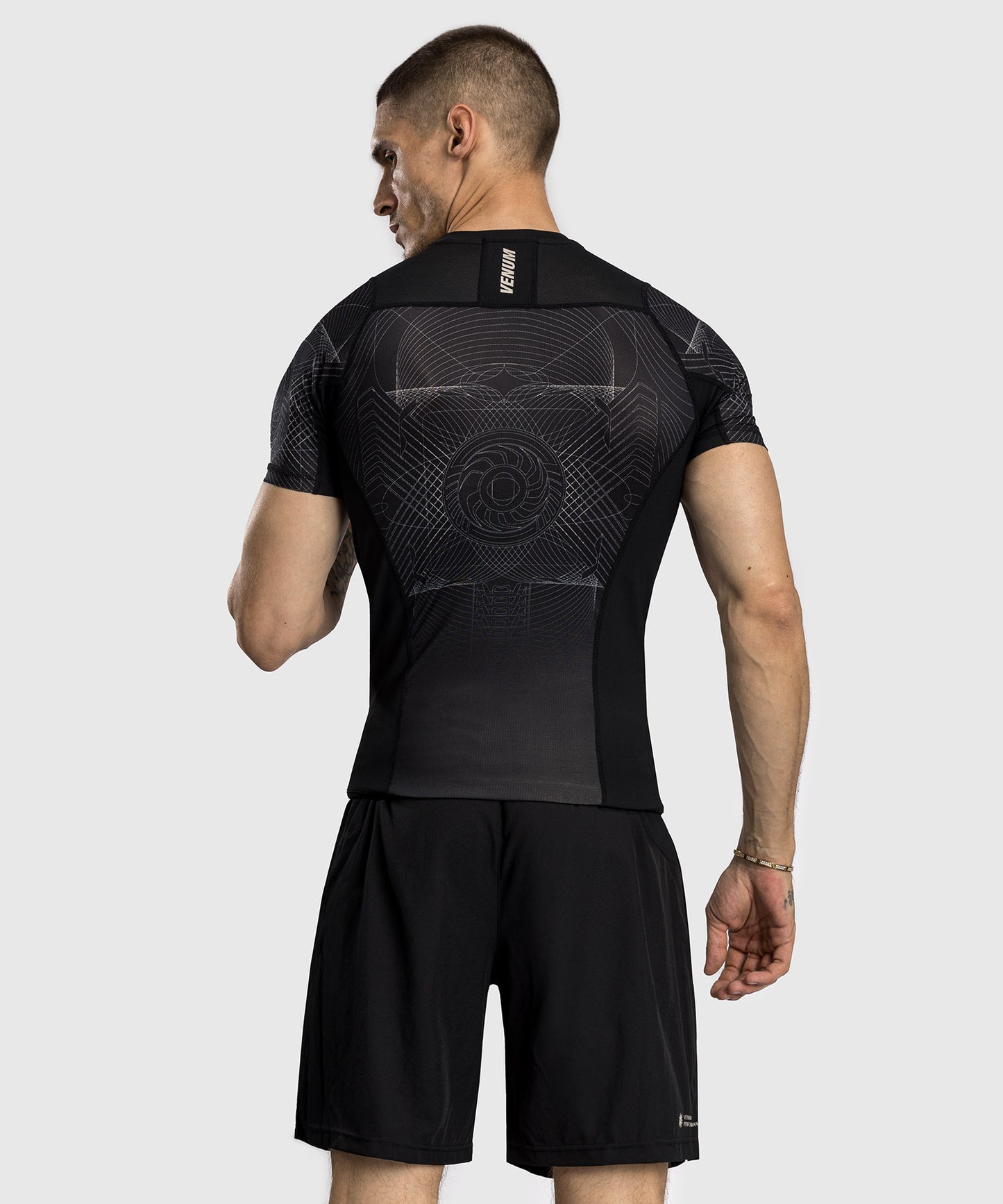 Venum G-Fit Air Herren Kurzarm Rashguard - Tiefschwarz/Wüstensand