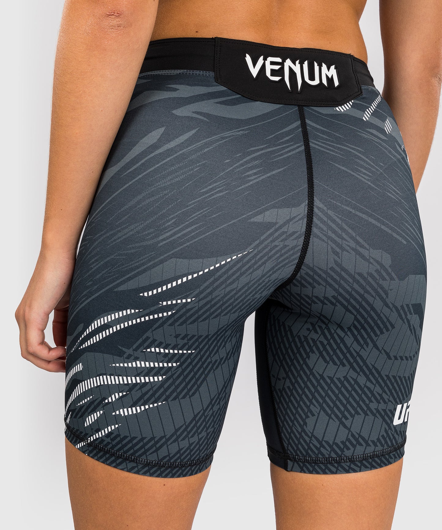 UFC Fusion by Venum Authentic Fight Night Vale Tudo Shorts para Mujer - Ajuste Largo - Negro