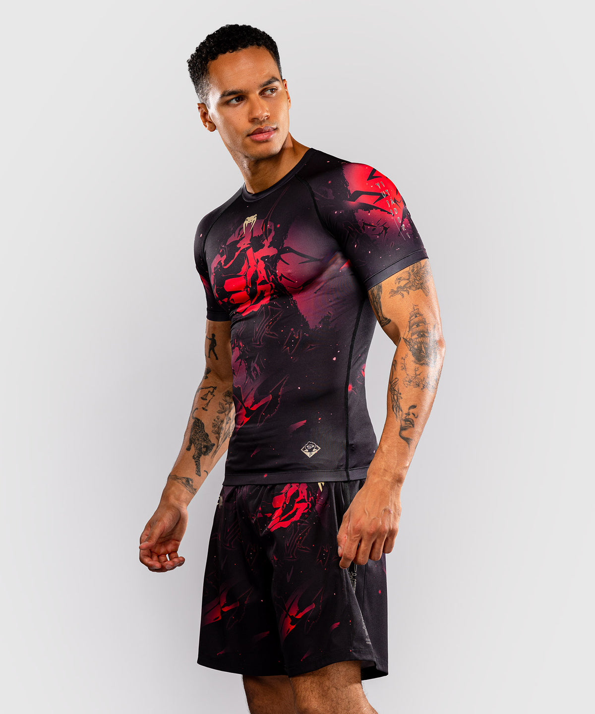 Jujutsu Kaisen x Venum Itadori Rashguard Manga Corta – Negro/Rojo