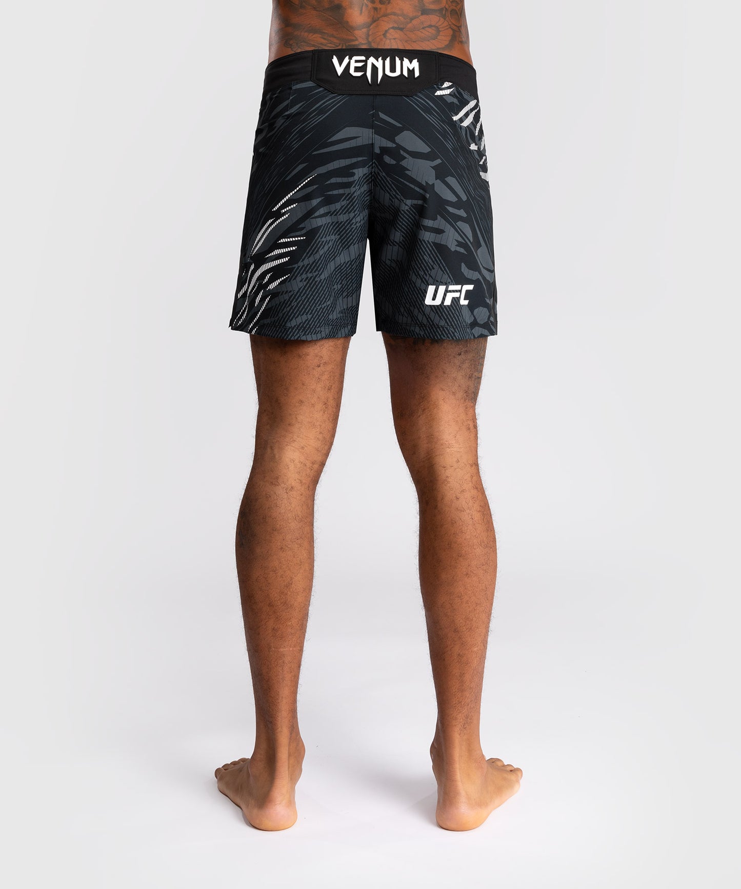 UFC Fusion by Venum Authentic Fight Night Shorts de Lucha para Hombre - Ajuste Corto - Negro