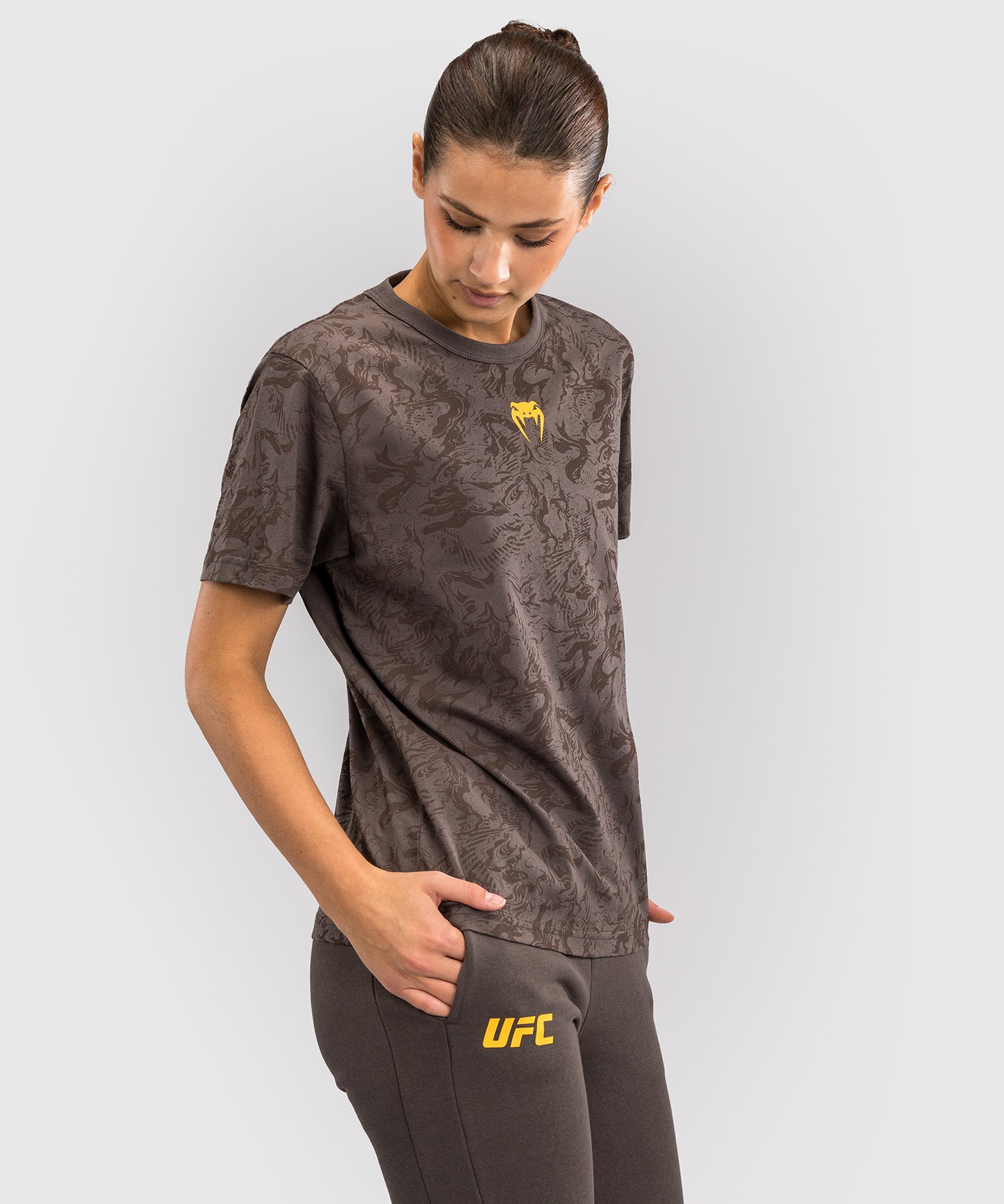 UFC Fusion by Venum Fight Week Damen Kurzarm Baumwoll T-Shirt - Erdiges Braun