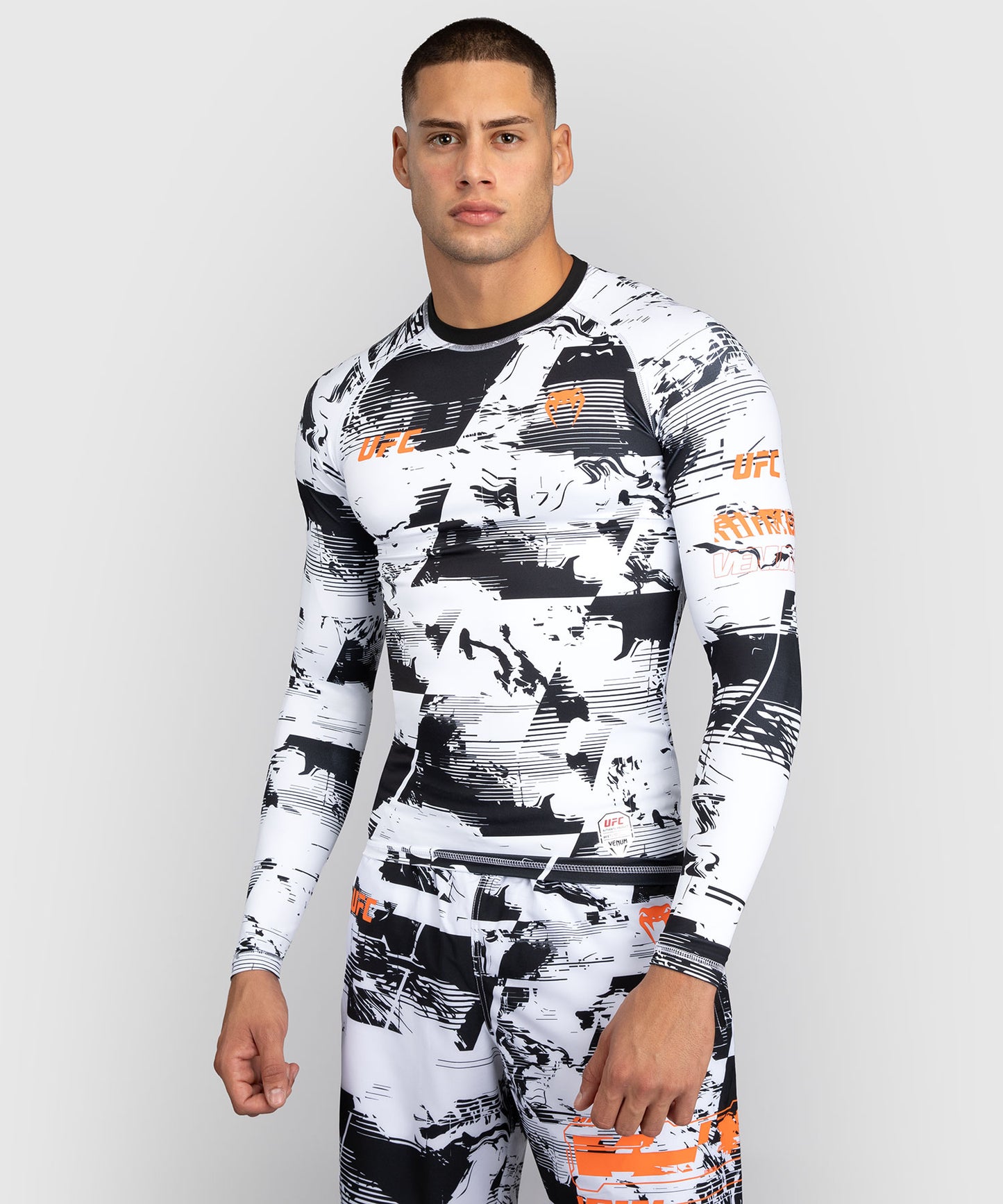 UFC Zenith by Venum Authentic Fight Week Rashguard de manga larga Performance Hombre - Blanco