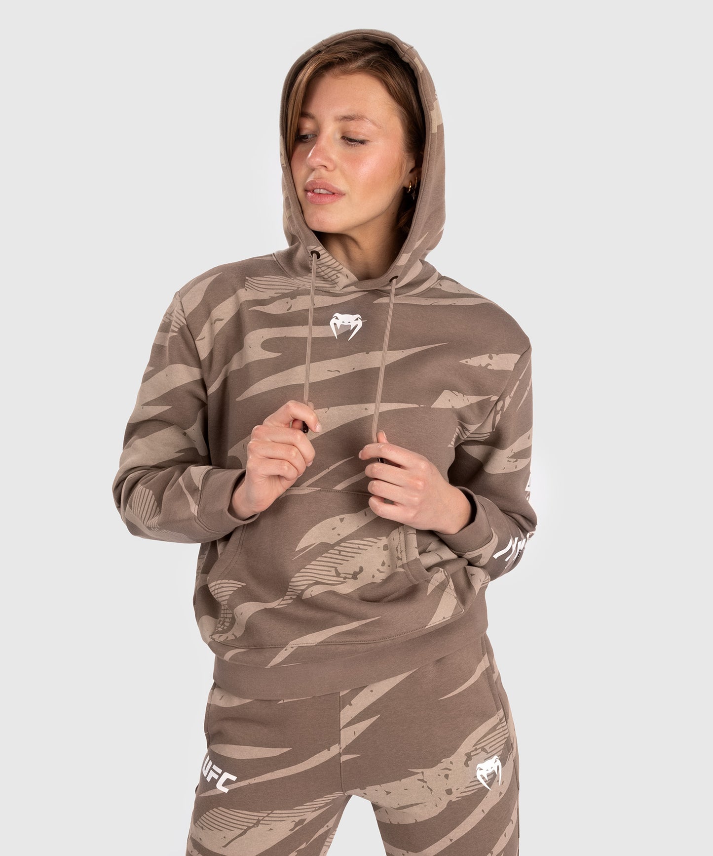 UFC Adrenaline by Venum Fight Week Felpa Con Cappuccio per Donna - Desert Camo