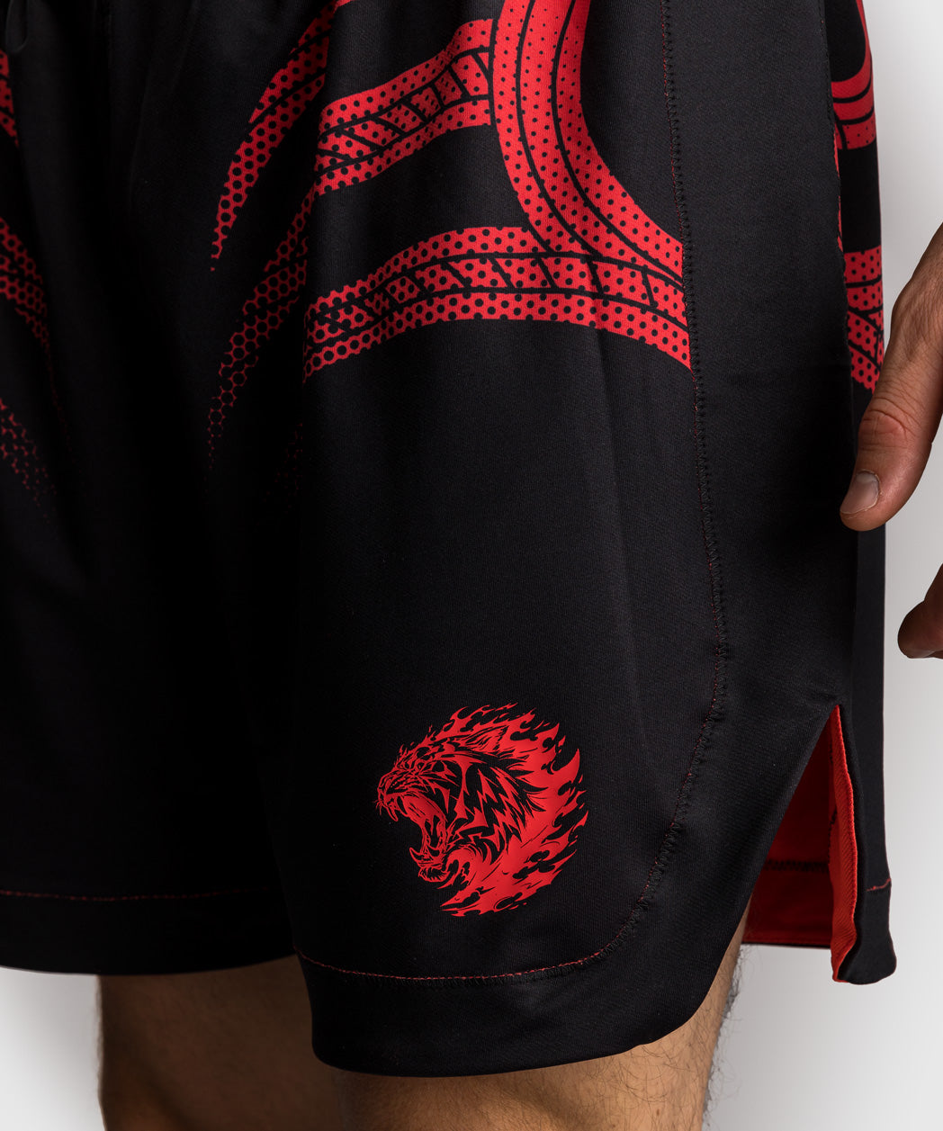 Venum x Mike Tyson Tiger Shorts de Boxeo - Negro Profundo/Rojo Intenso
