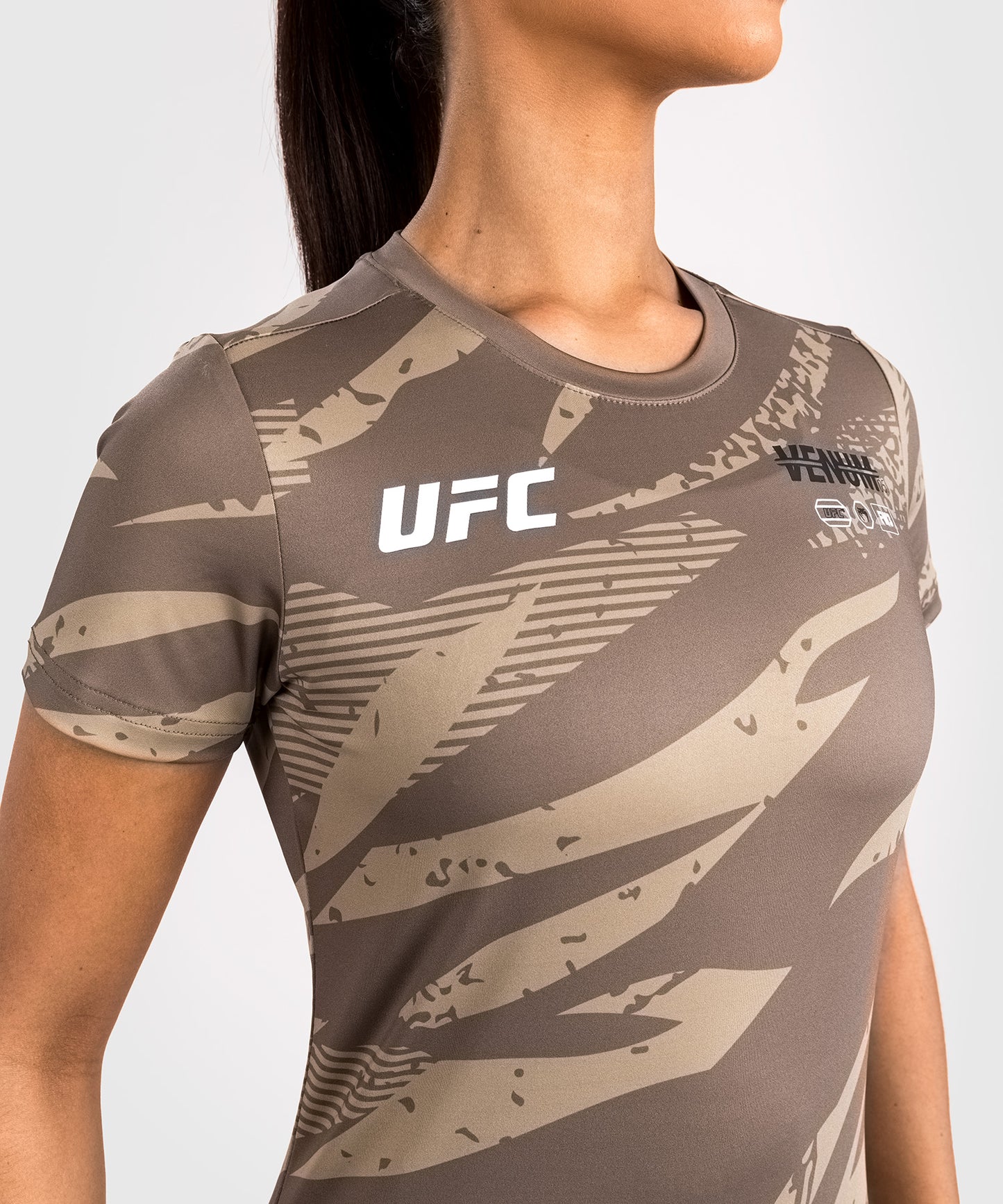 UFC Adrenaline by Venum Fight Week Dry-Tech T-Shirt für Frauen - Desert Camo