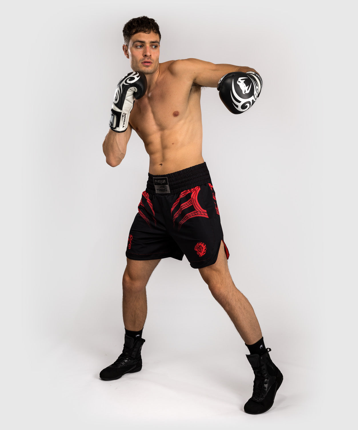 Venum x Mike Tyson Tiger Shorts de Boxeo - Negro Profundo/Rojo Intenso