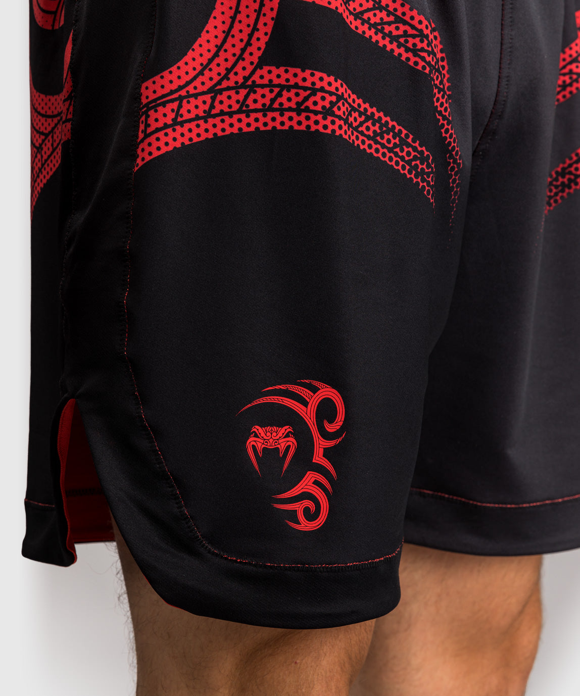 Venum x Mike Tyson Tiger Shorts de Boxeo - Negro Profundo/Rojo Intenso
