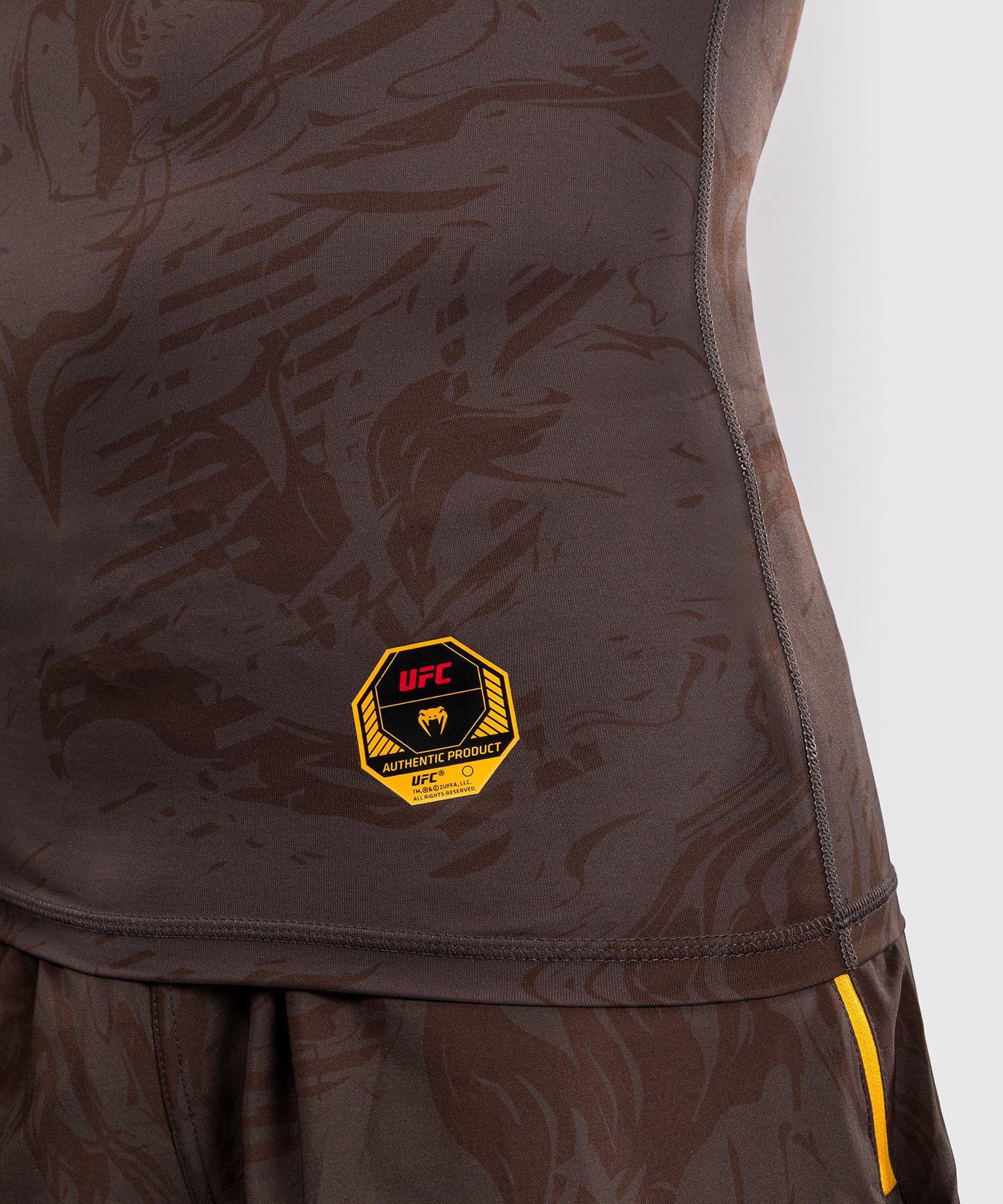 UFC Fusion by Venum Fight Week Rashguard de Manga Larga de Rendimiento para Hombre - Marrón tierra