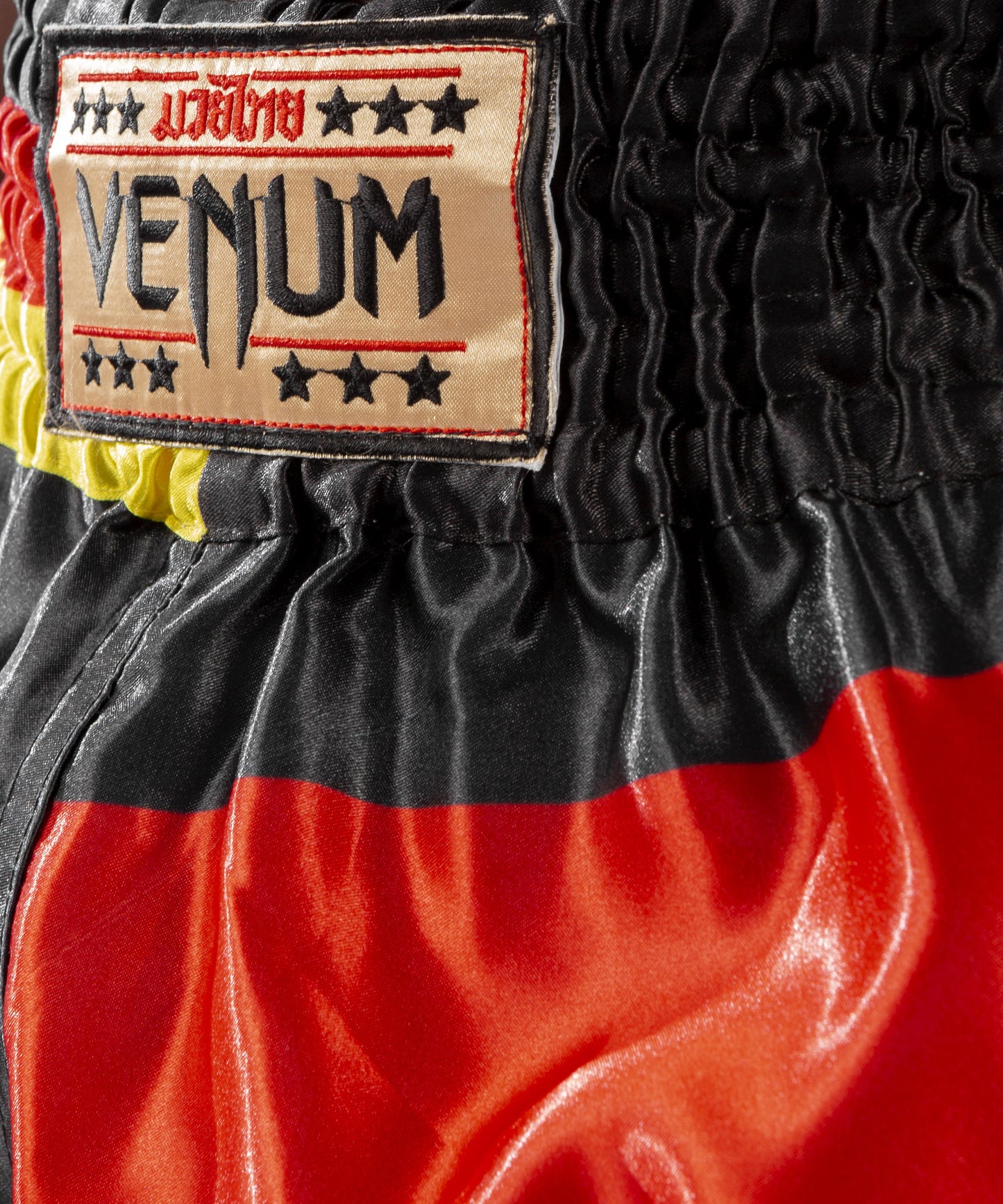 Short de Muay Thai Venum Giant - Noir/Jaune/Rouge