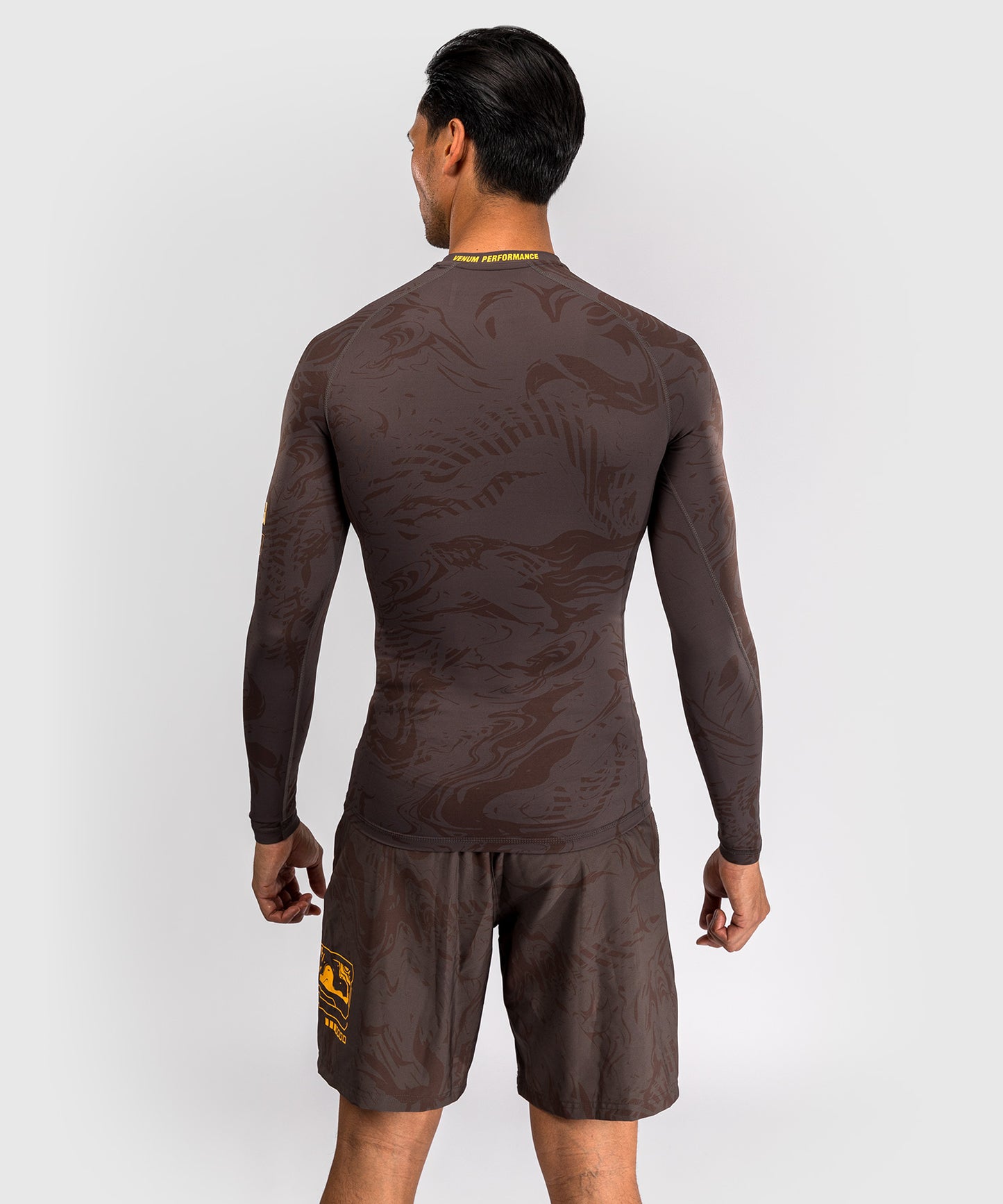 UFC Fusion by Venum Fight Week Rashguard de Manga Larga de Rendimiento para Hombre - Marrón tierra